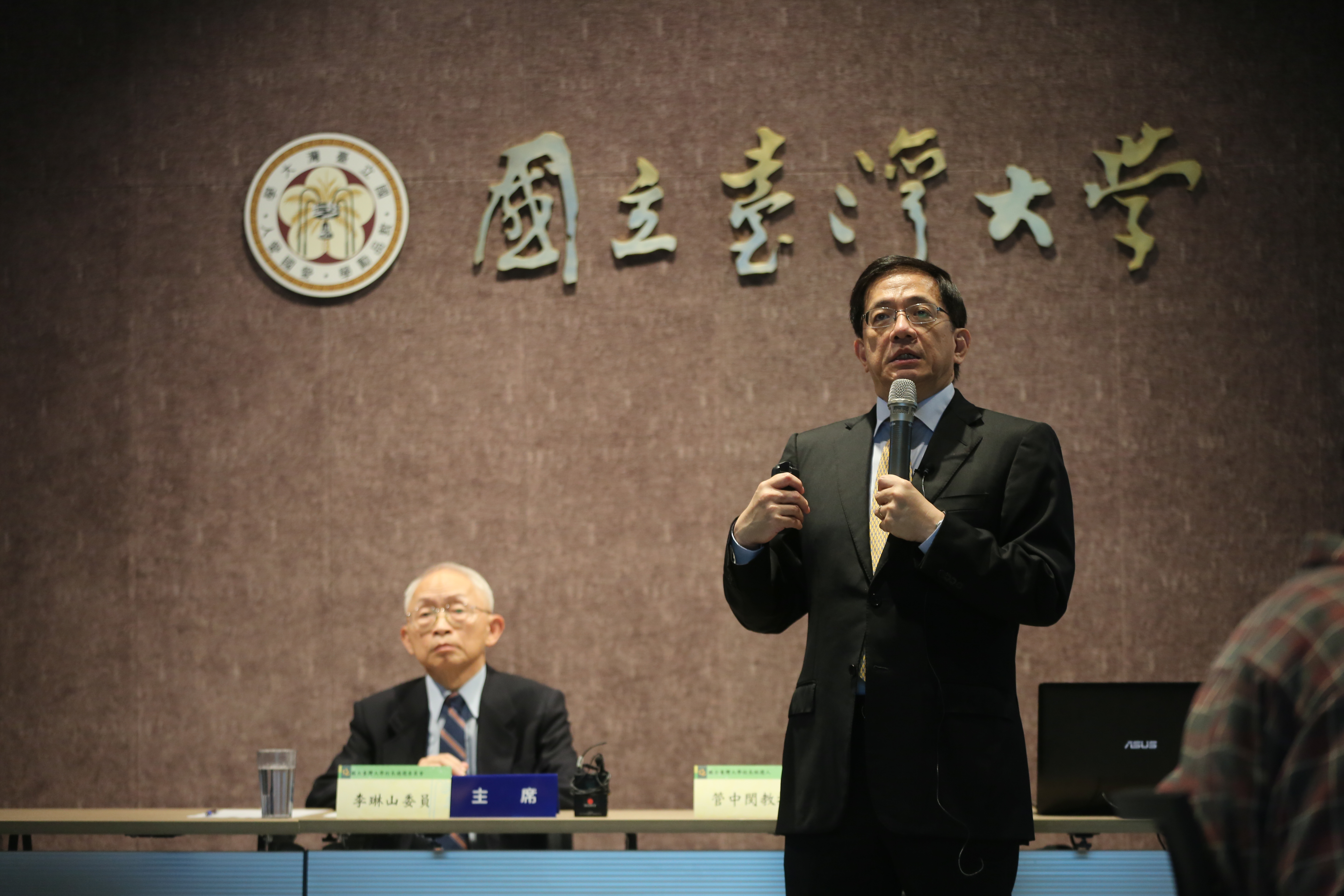 台大校長遴選出管中閔擔任校長，但教育部卻一再「卡管」，雙方說法你來我往，引外界議論。