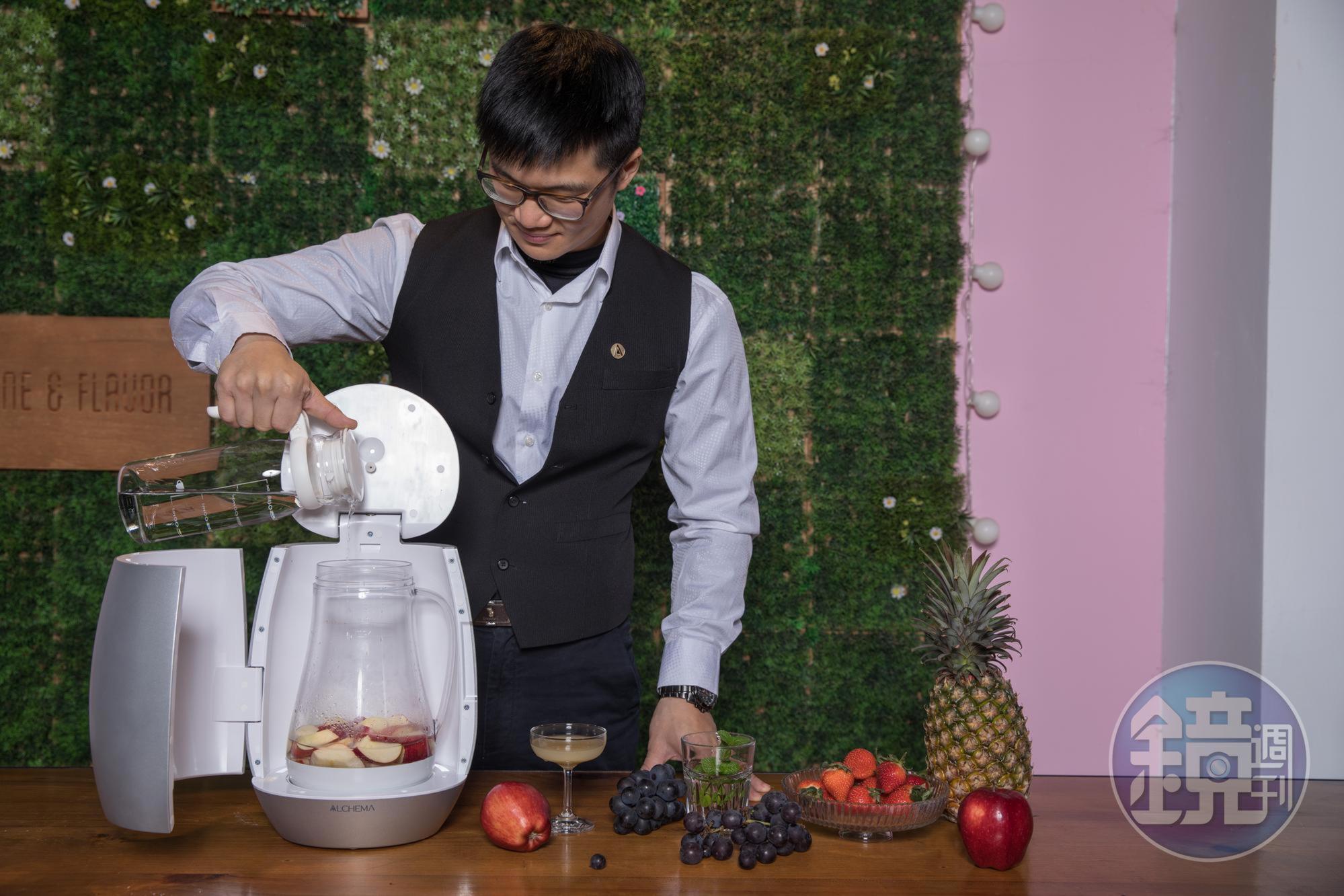 ALCHEMA智慧型釀酒機時尚輕巧,被酒徒推崇為果實酒的自釀神器。(14,999元/台)