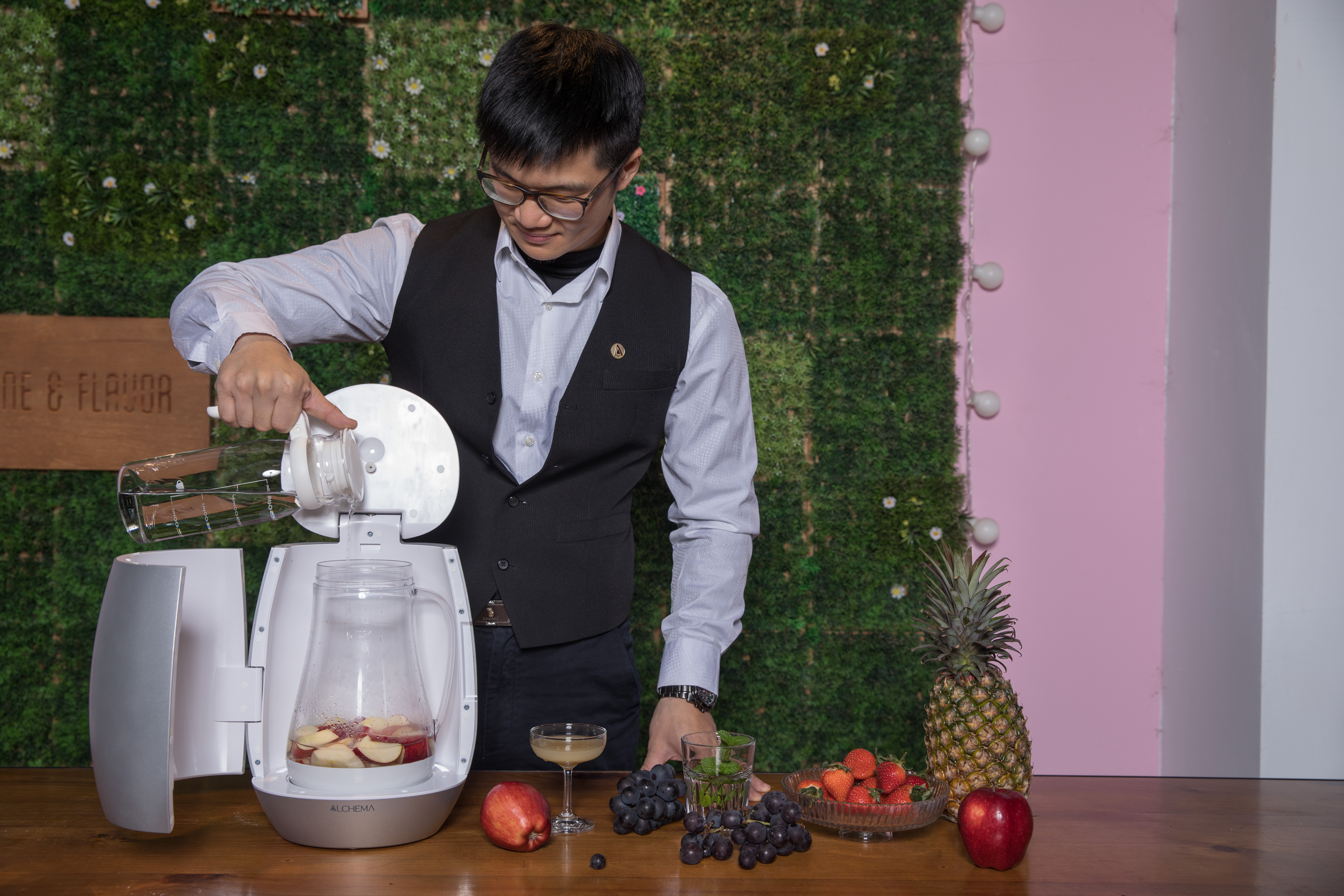 ALCHEMA智慧型釀酒機時尚輕巧，被酒徒推崇為果實酒的自釀神器。（14,999元／台）