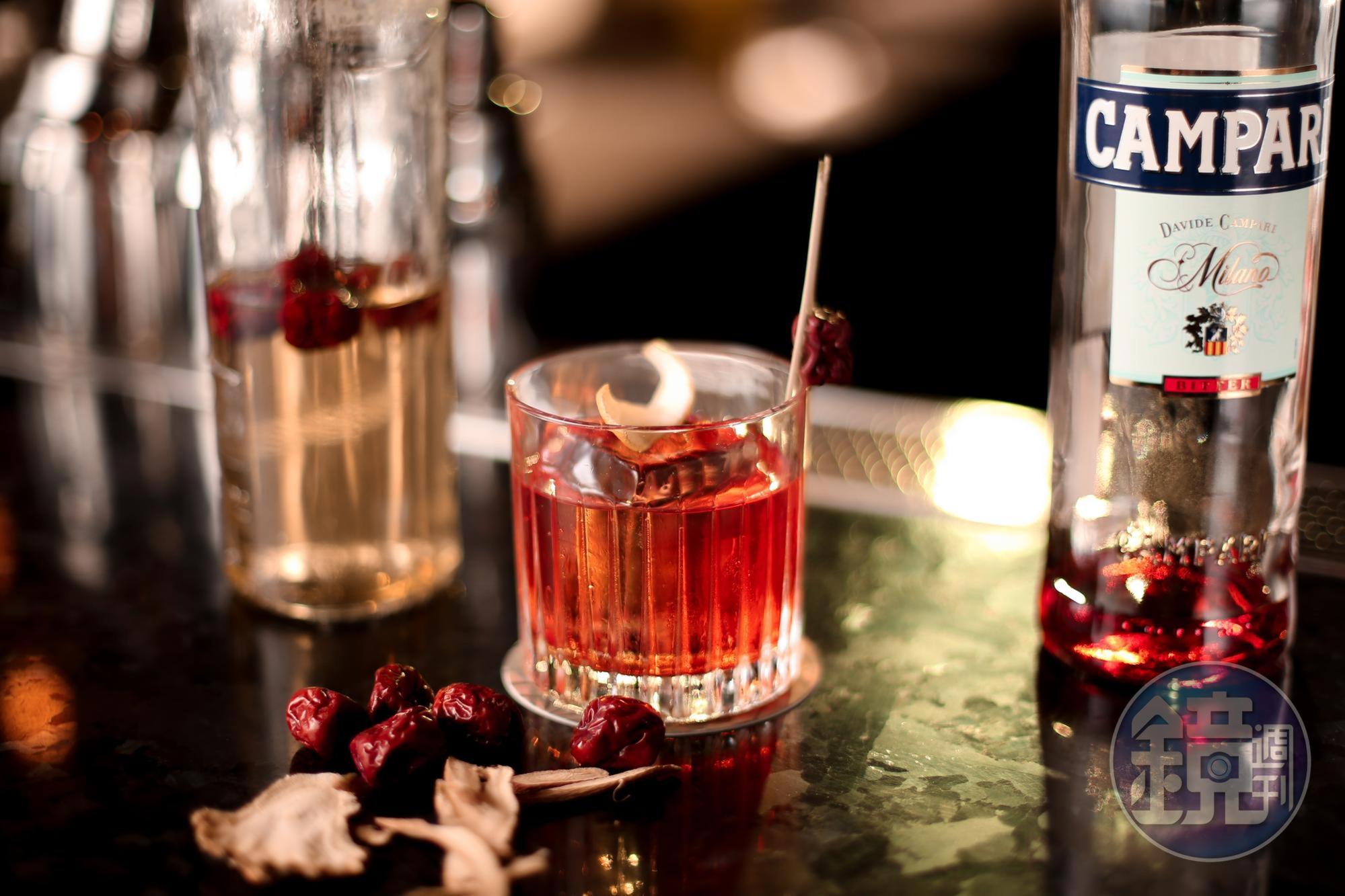 調酒師將經典的「Negroni」做改良,喝起來不會有濃重苦藥味,但又不失成熟韻味。(380元/杯)