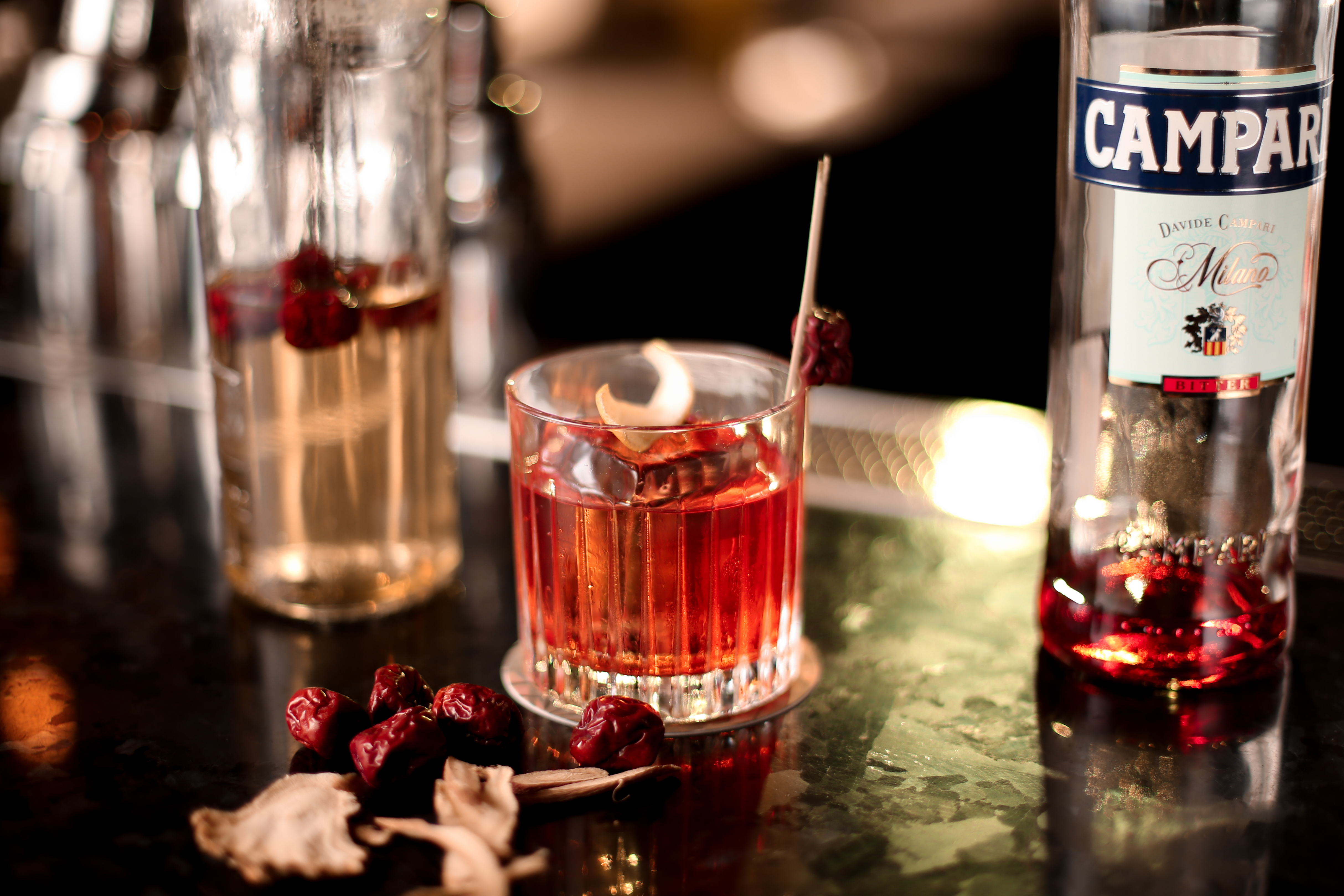 調酒師將經典的「Negroni」做改良，喝起來不會有濃重苦藥味，但又不失成熟韻味。（380元／杯）
