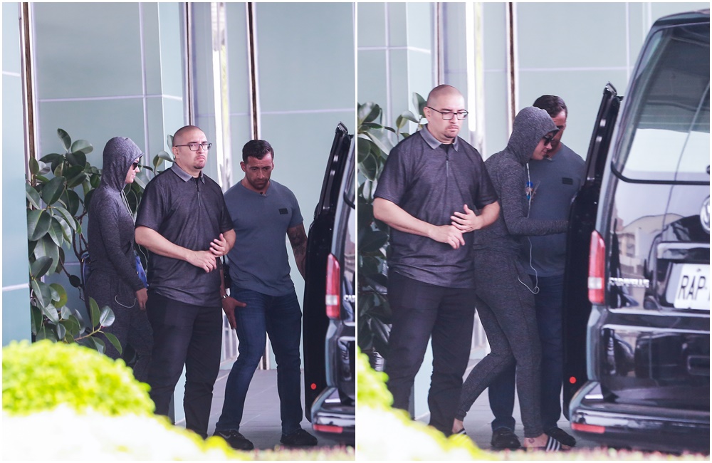 凱蒂佩芮（穿帽T者）穿著拖鞋步出商務中心， 快閃直接上車 。