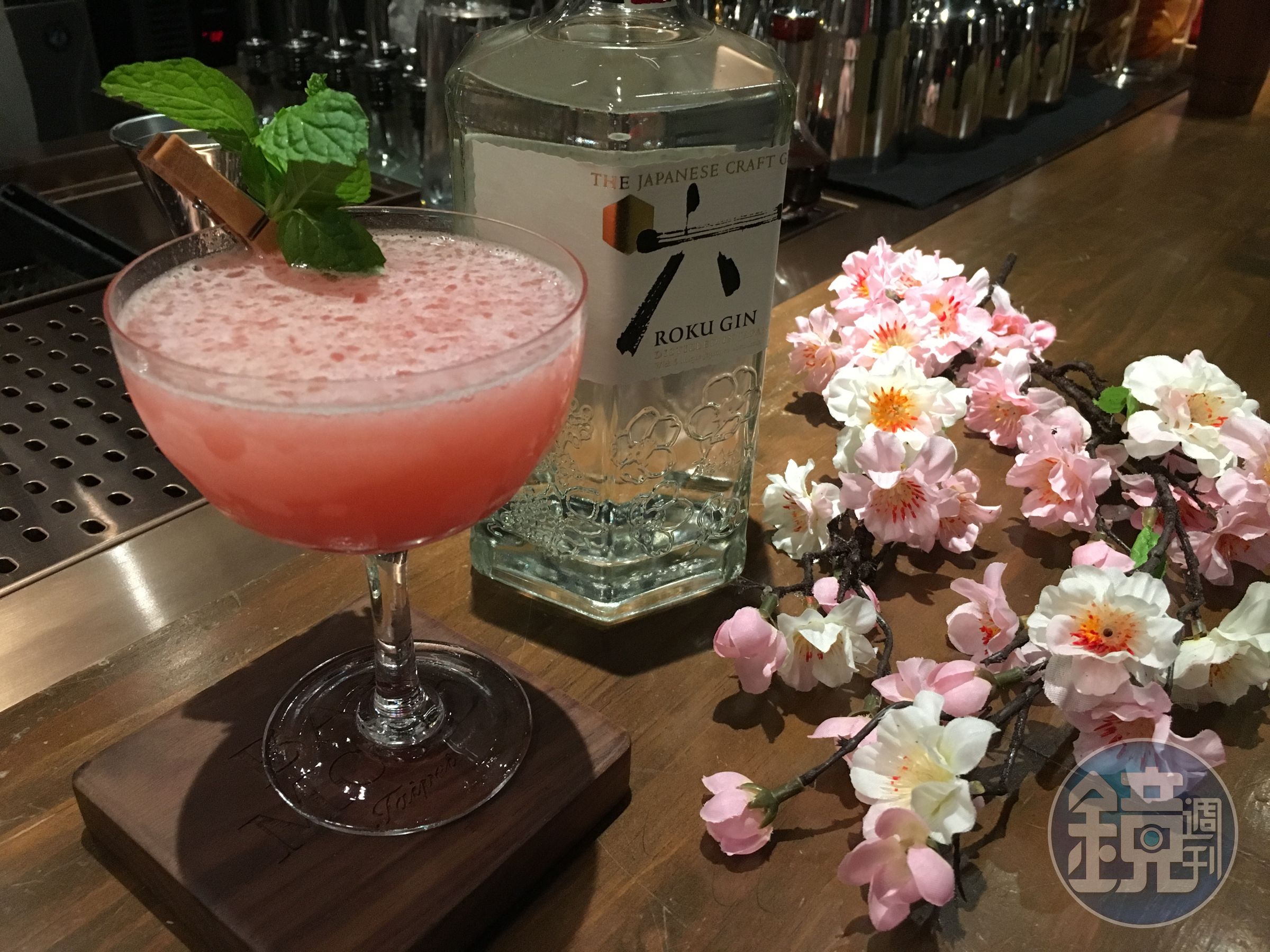 以日本頂級琴酒「六ROKU」作為調酒的基酒，口感清爽帶果香。