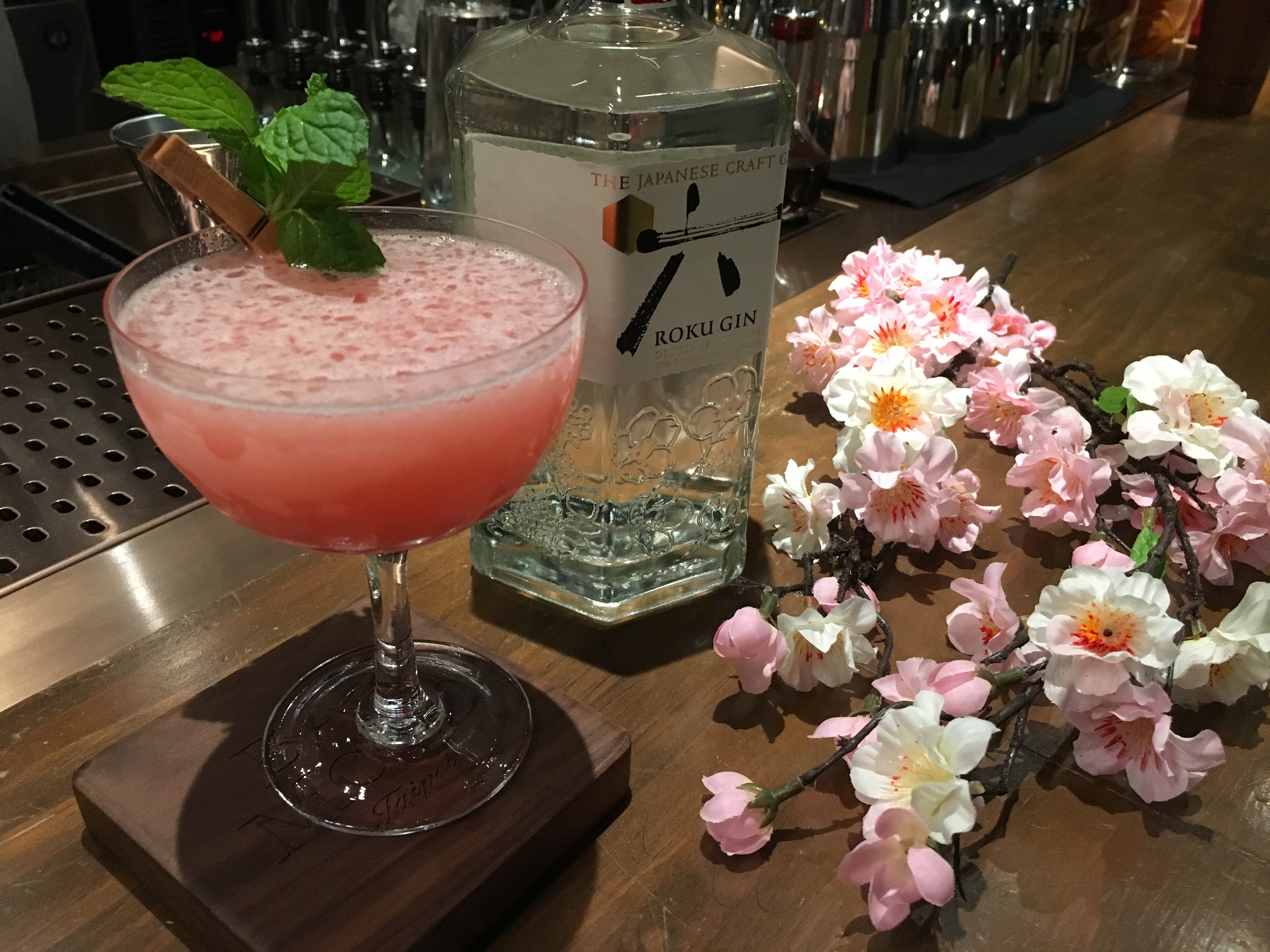 以日本頂級琴酒「六ROKU」作為調酒的基酒，口感清爽帶果香。