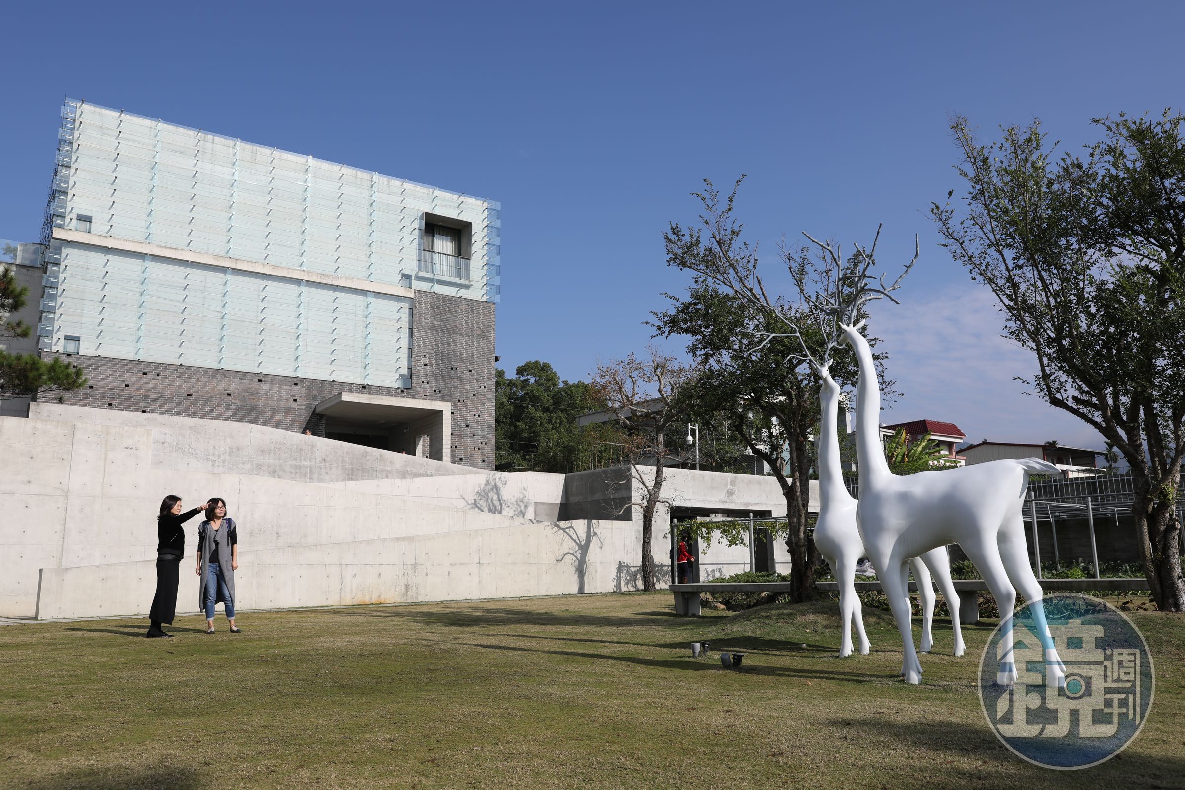 「毓繡美術館」隱身九九峰下，村落裡的世界級美術館，讓人刮目相看。