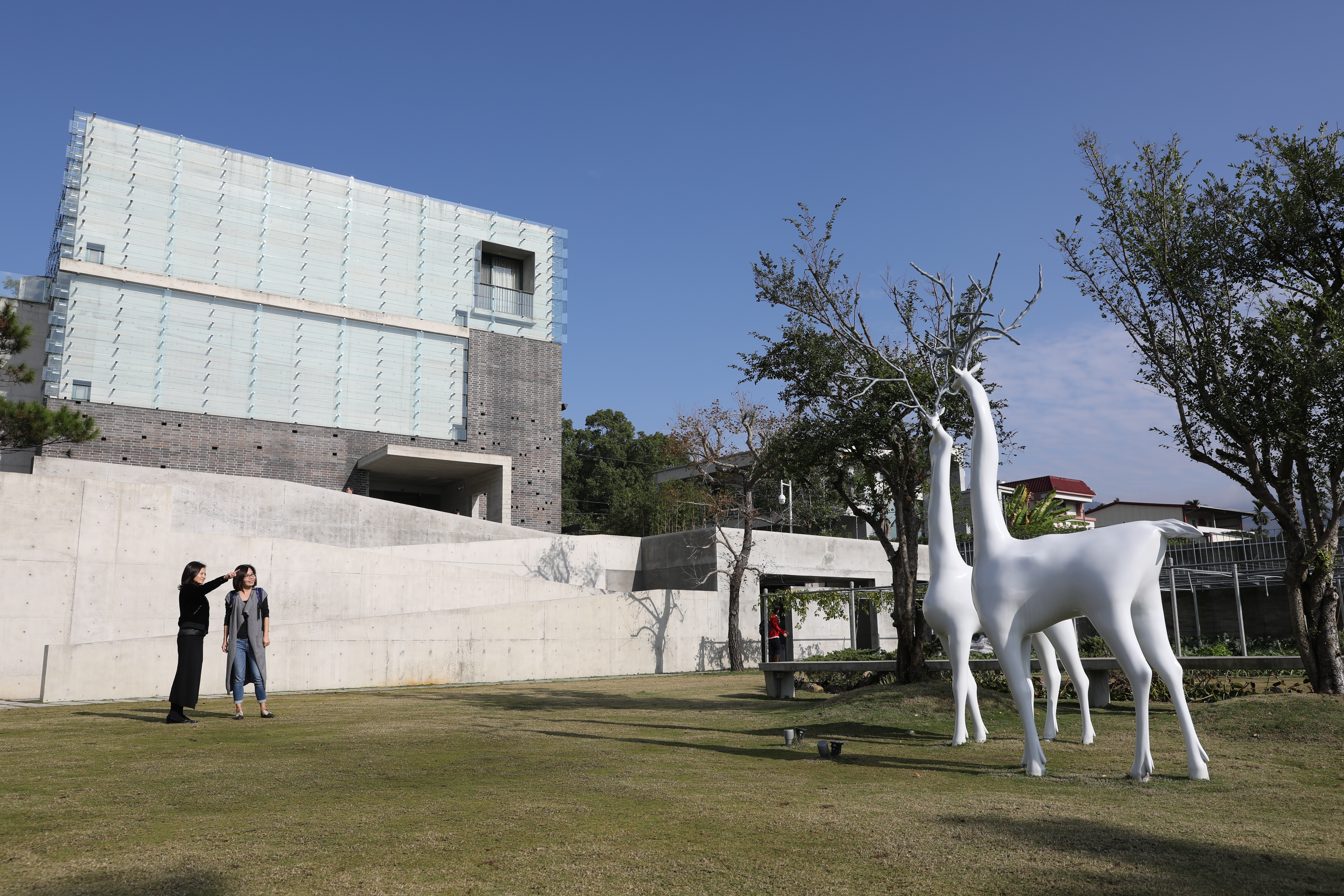 「毓繡美術館」隱身九九峰下，村落裡的世界級美術館，讓人刮目相看。