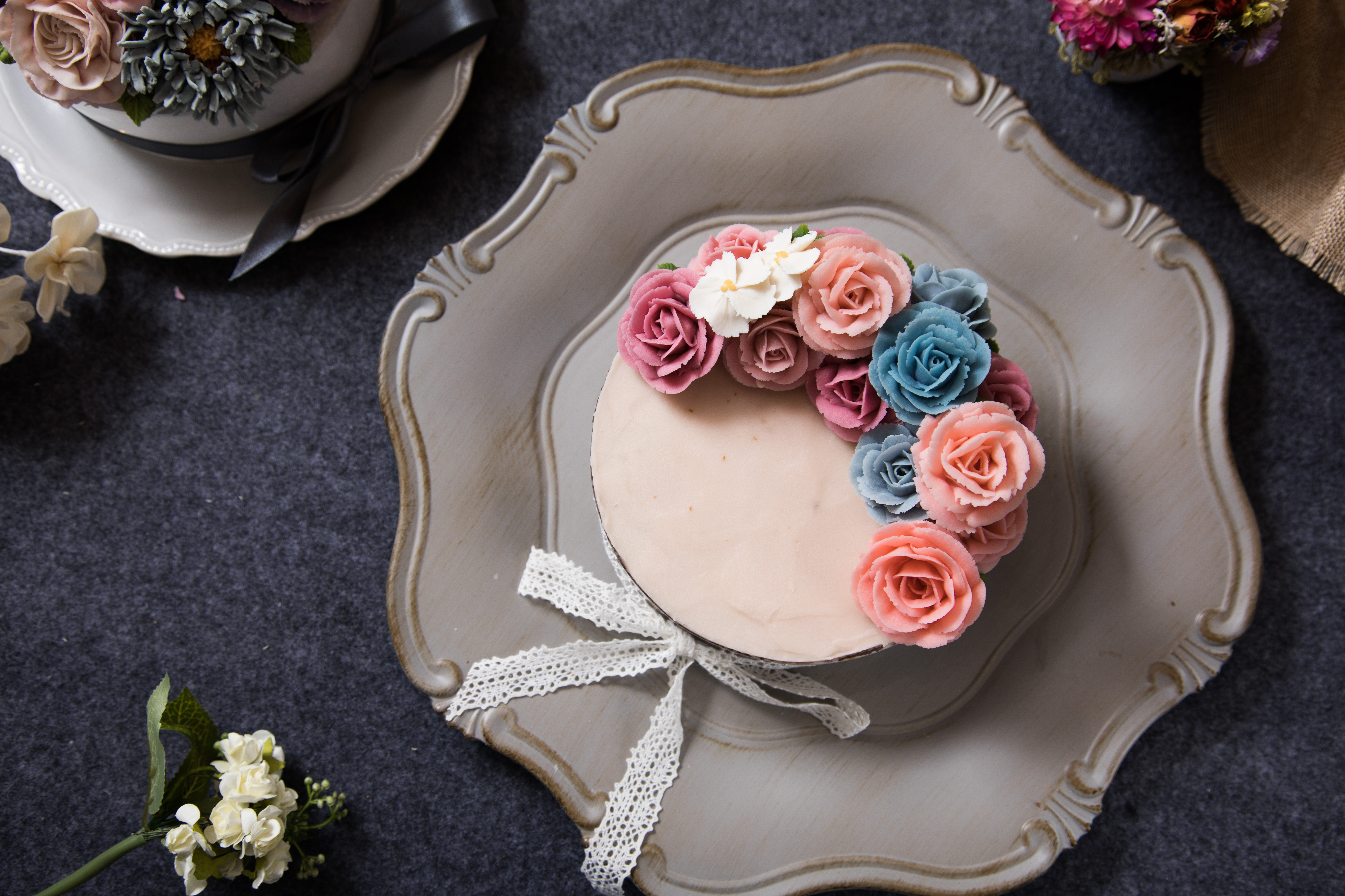 玫瑰是萬文瑀最在行的花型，「半月型蛋糕」上的粉、紫、藍玫瑰有如真花。（3,500元／6吋）