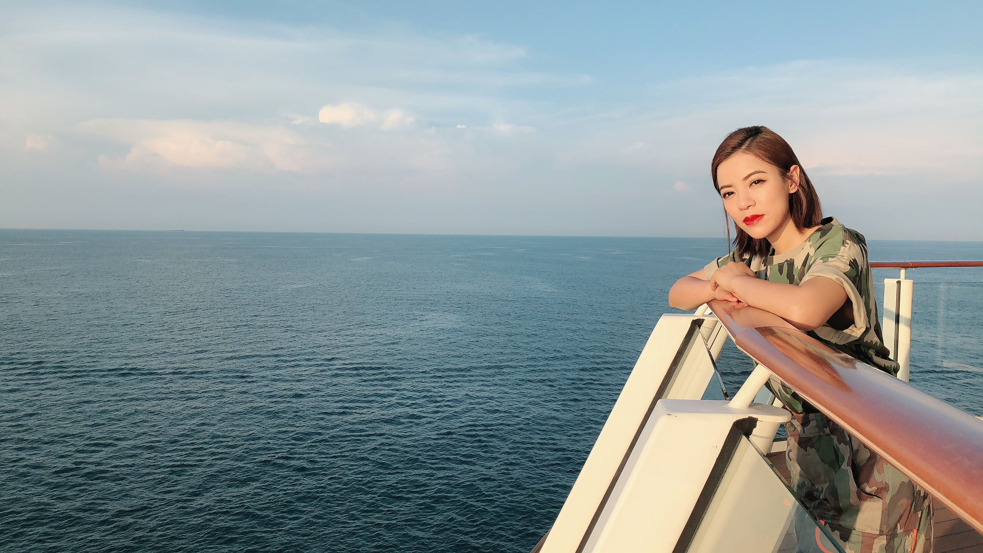 大膽丁噹挑戰高空滑索，從郵輪18層樓高的甲板俯衝而下。