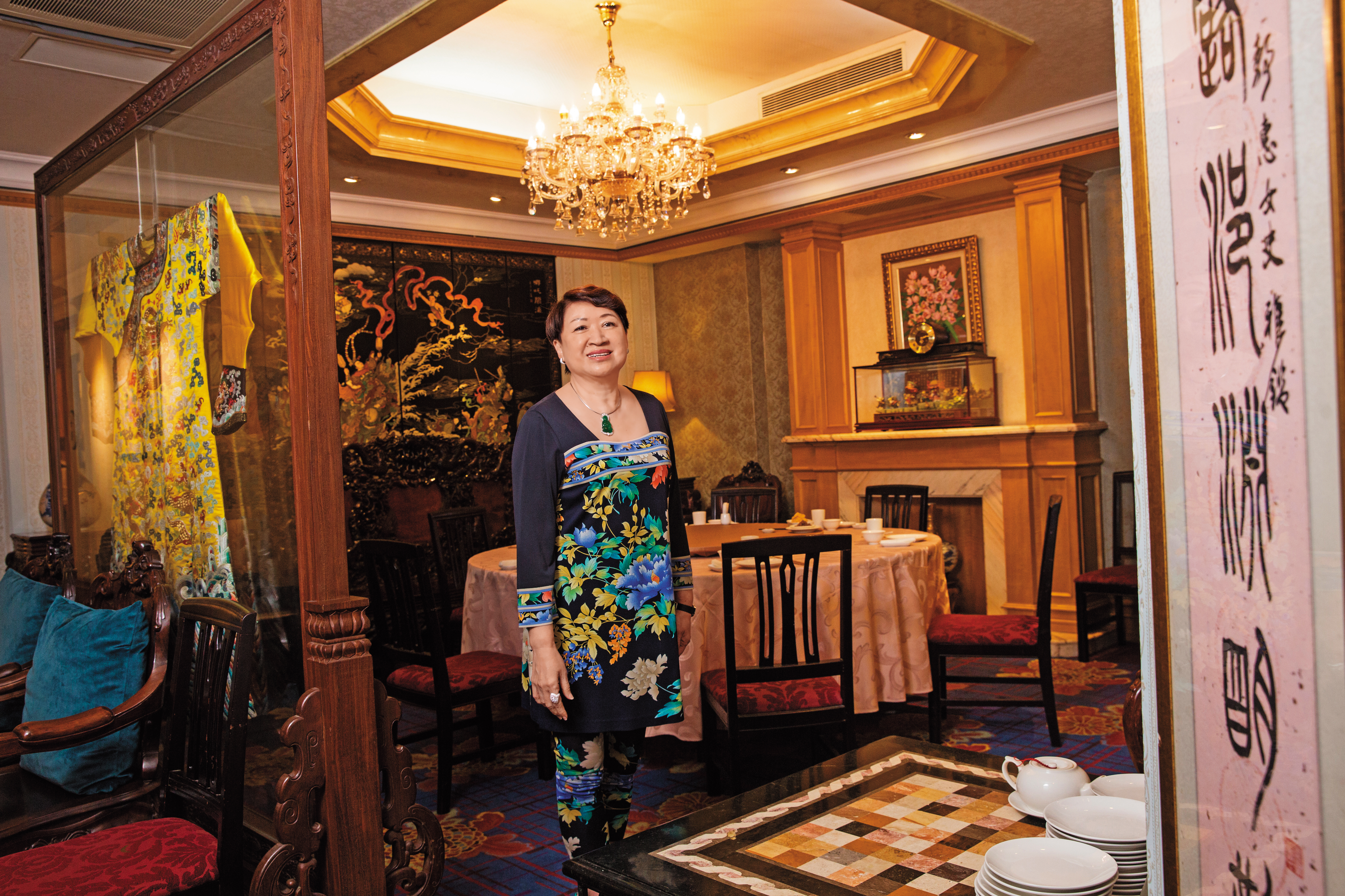 董事長邱靜惠從婆婆手上接下大三元酒樓，48年青春都奉獻給餐廳，成為店內活招牌。