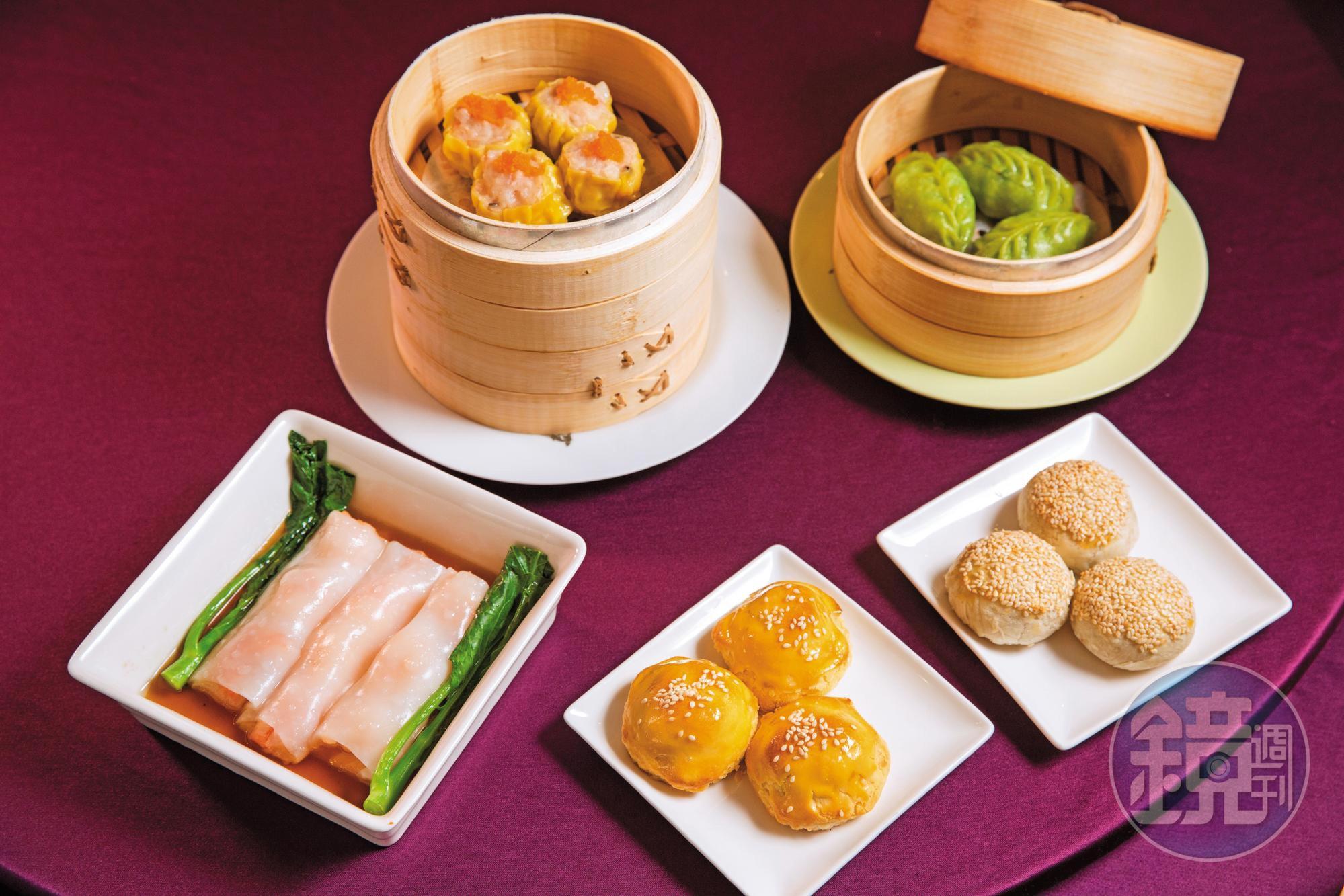 現做港點也是大三元的招牌料理,芝麻烤燒餅(前右)是米其林書中特別推薦。(105元/份)