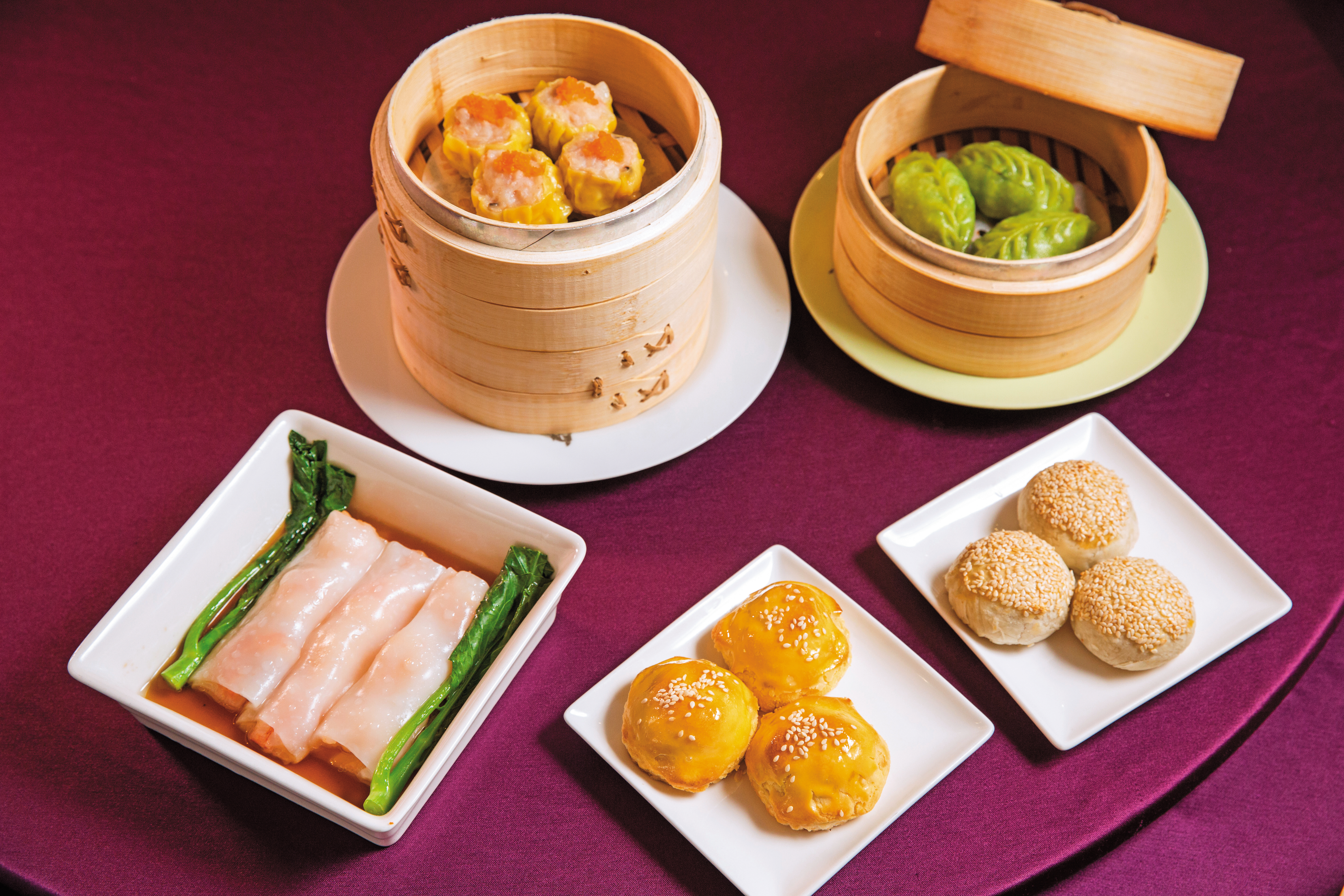 現做港點也是大三元的招牌料理,芝麻烤燒餅(前右)是米其林書中特別推薦。(105元/份)