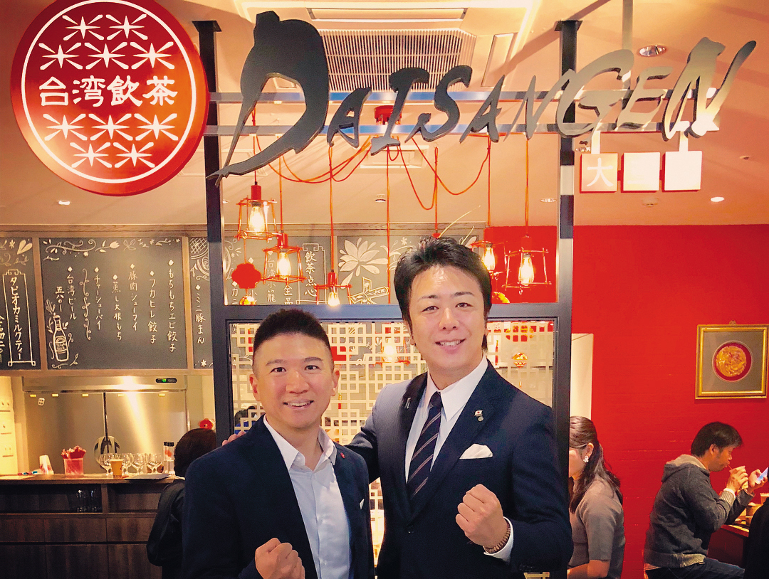 長子吳東璿(左)去年底在日本福岡百貨賣場開設大三元分店,福岡市長高島宗一郎(右)曾光臨,並在個人臉書上推薦,成為當地排隊名店。(翻攝高島宗一郎臉書)