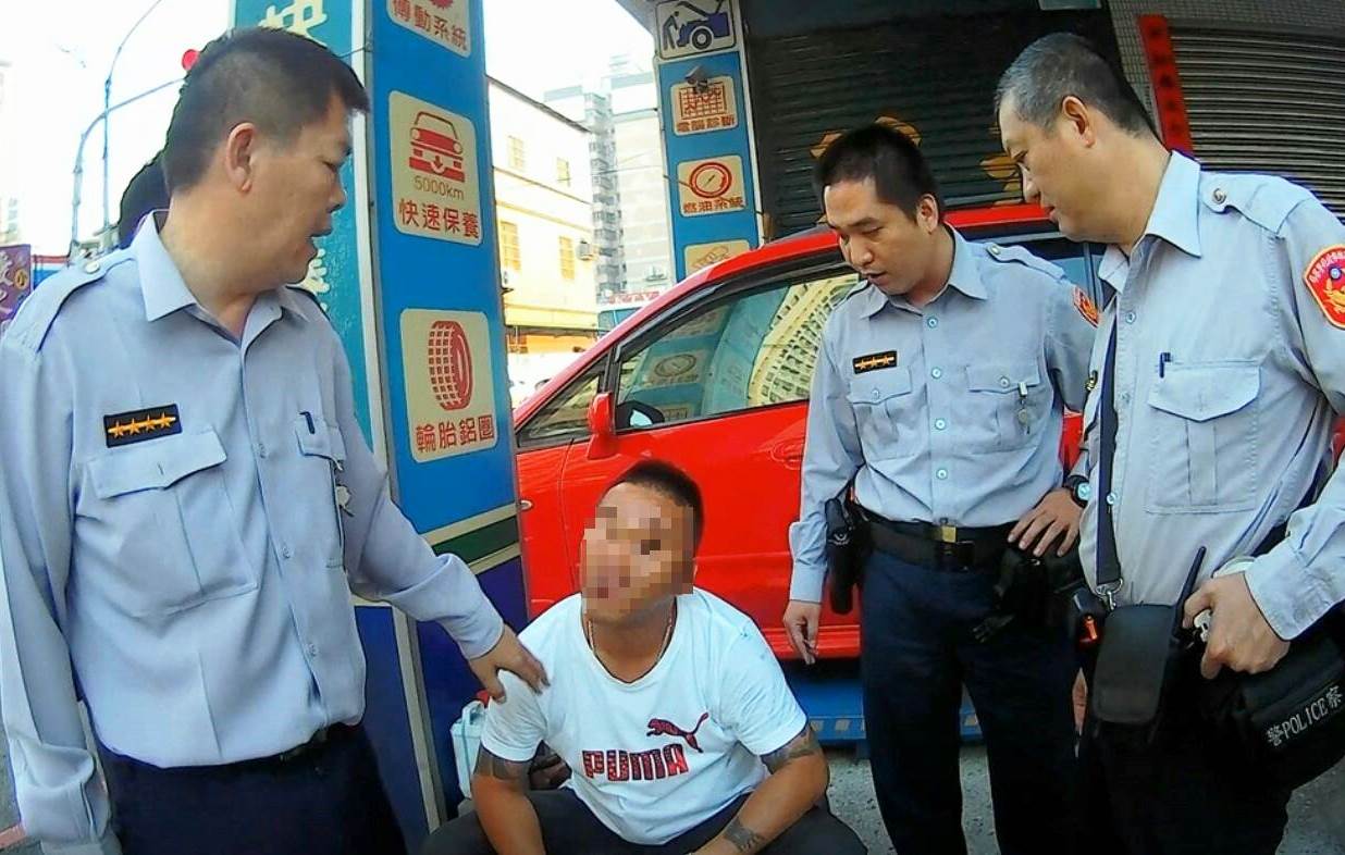 許男唱KTV酒醉在路旁發酒瘋，經勸阻不聽，還以三字經飆罵員警。（警方提供）