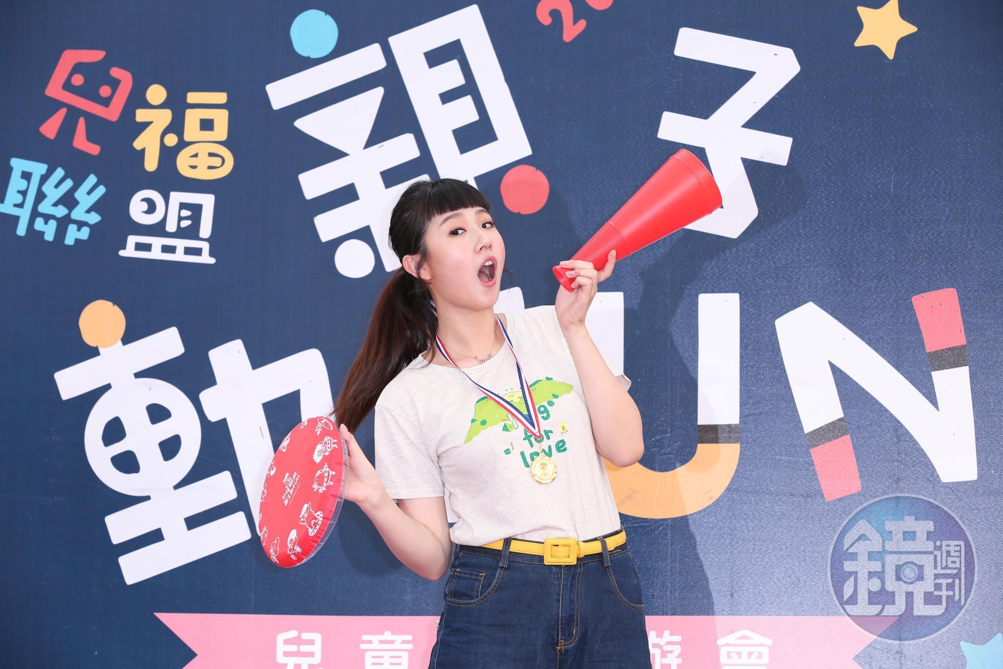 方志友生完第二胎後付出,4月4日出席兒童節活動,包得緊緊。