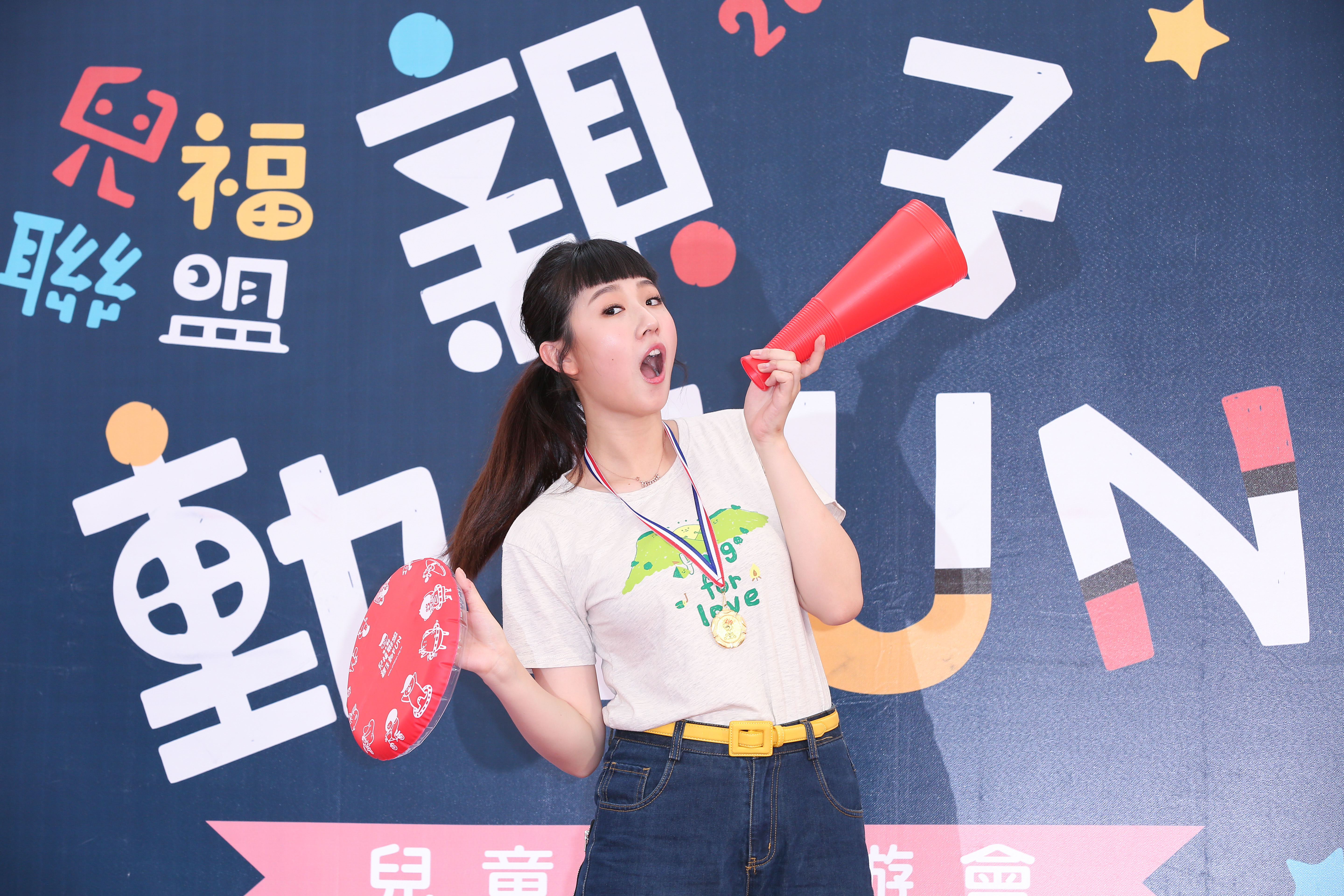 方志友生完第二胎後付出，4月4日出席兒童節活動，包得緊緊。