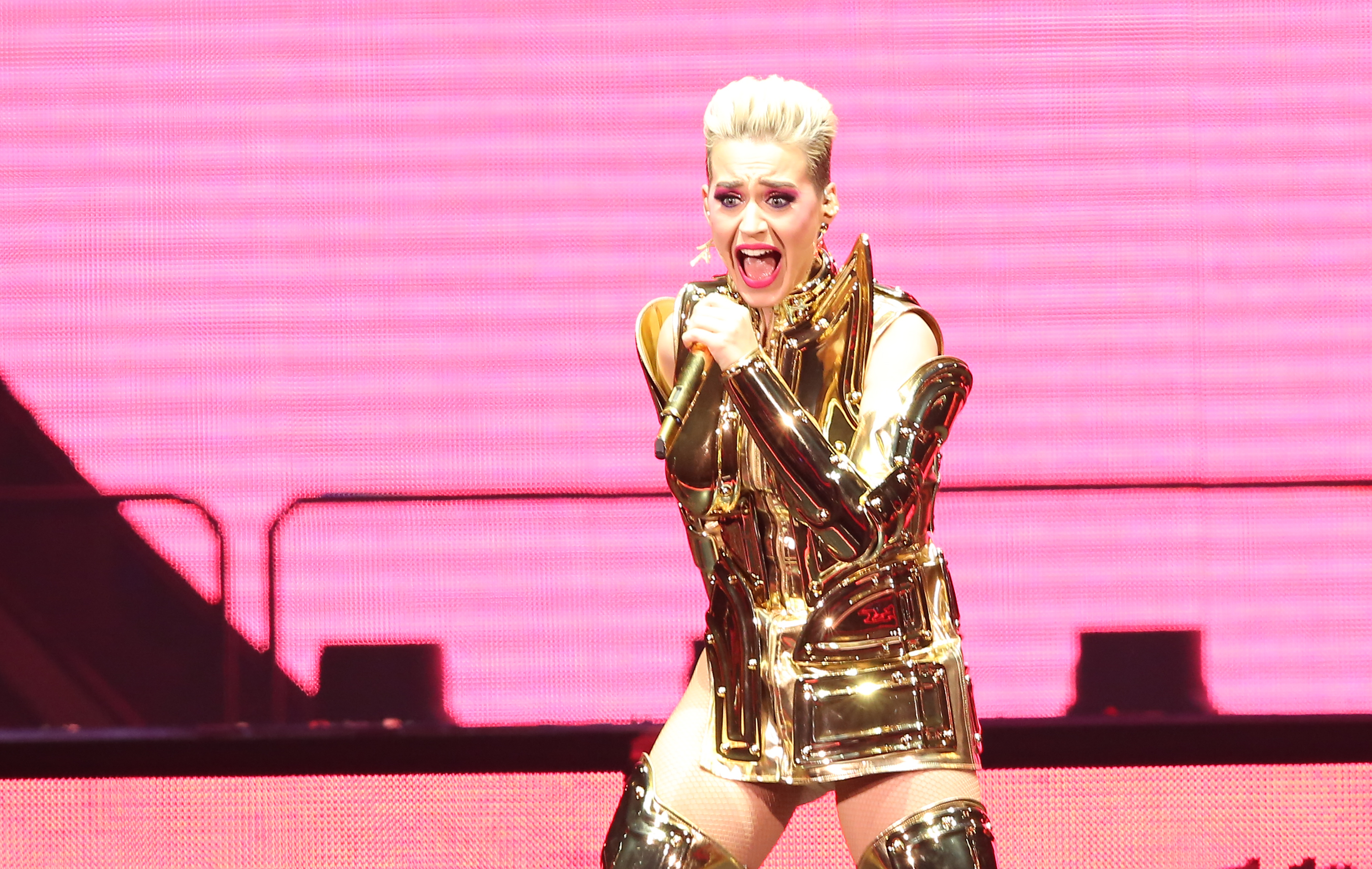 凱蒂佩芮一身黃金甲爆奶開唱，頗有氣勢。