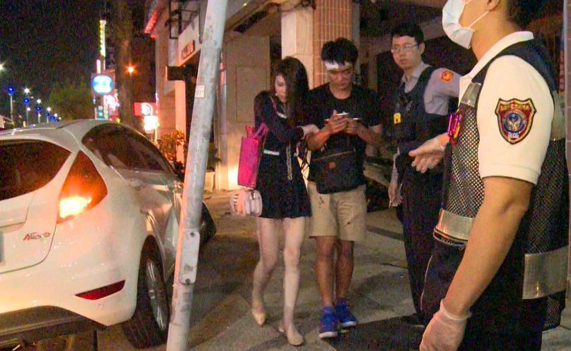 車禍後黃女緊牽男友的手。（警方提供）