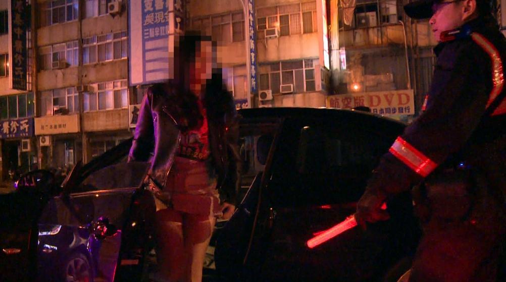 警方攔檢一輛BMW，女駕駛渾身濃濃酒氣一度拒測。（警方提供）