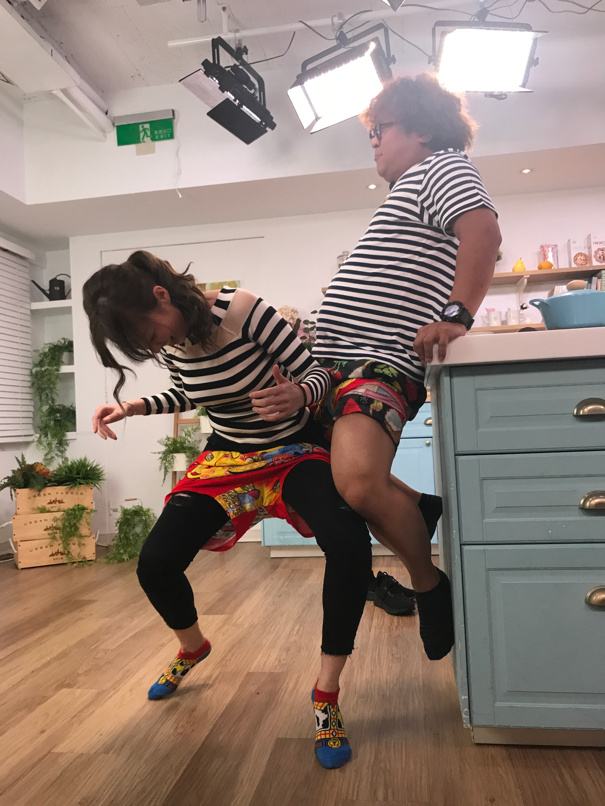 納豆和夏語心挑戰「不用手,穿內褲」,不計形象各種扭曲,笑翻網友。(美味生活提供)