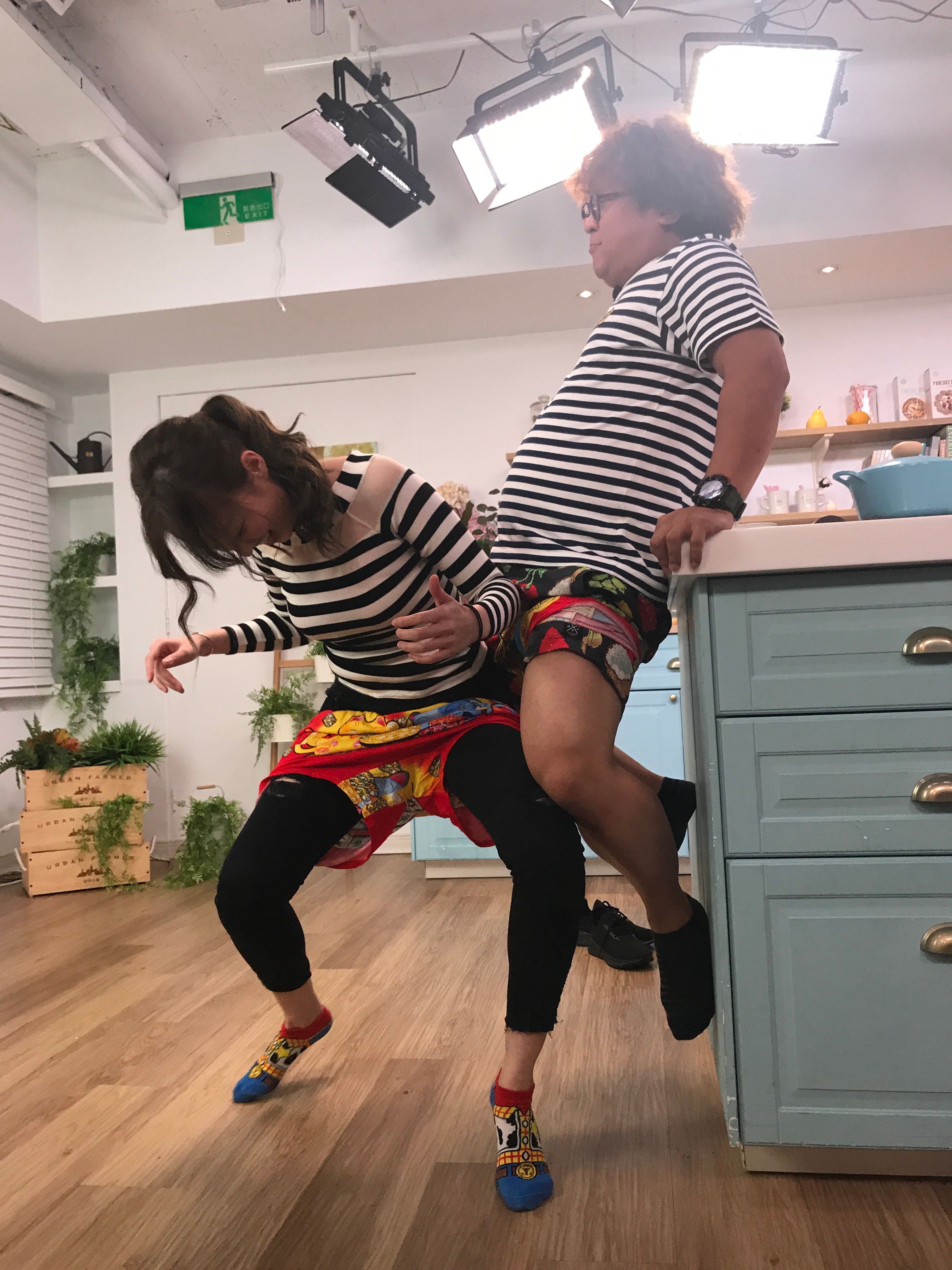 納豆和夏語心挑戰「不用手，穿內褲」，不計形象各種扭曲，笑翻網友。（美味生活提供）