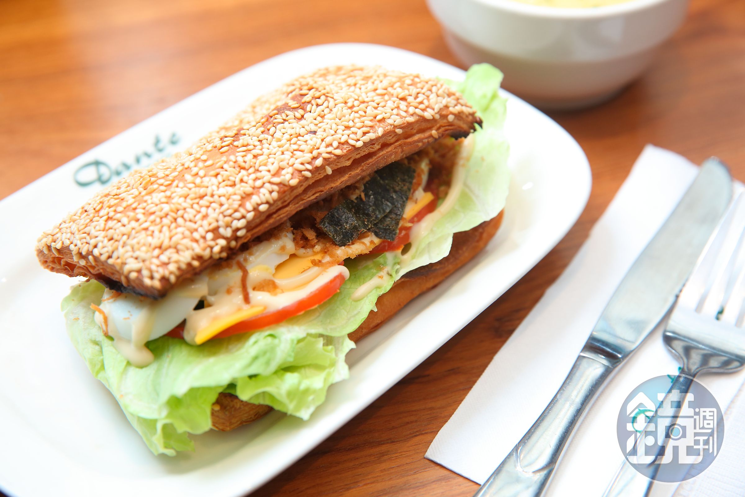 蔬菜丹麥燒餅是店內熱賣20餘年的人氣早餐。（單點85元、套餐110元）