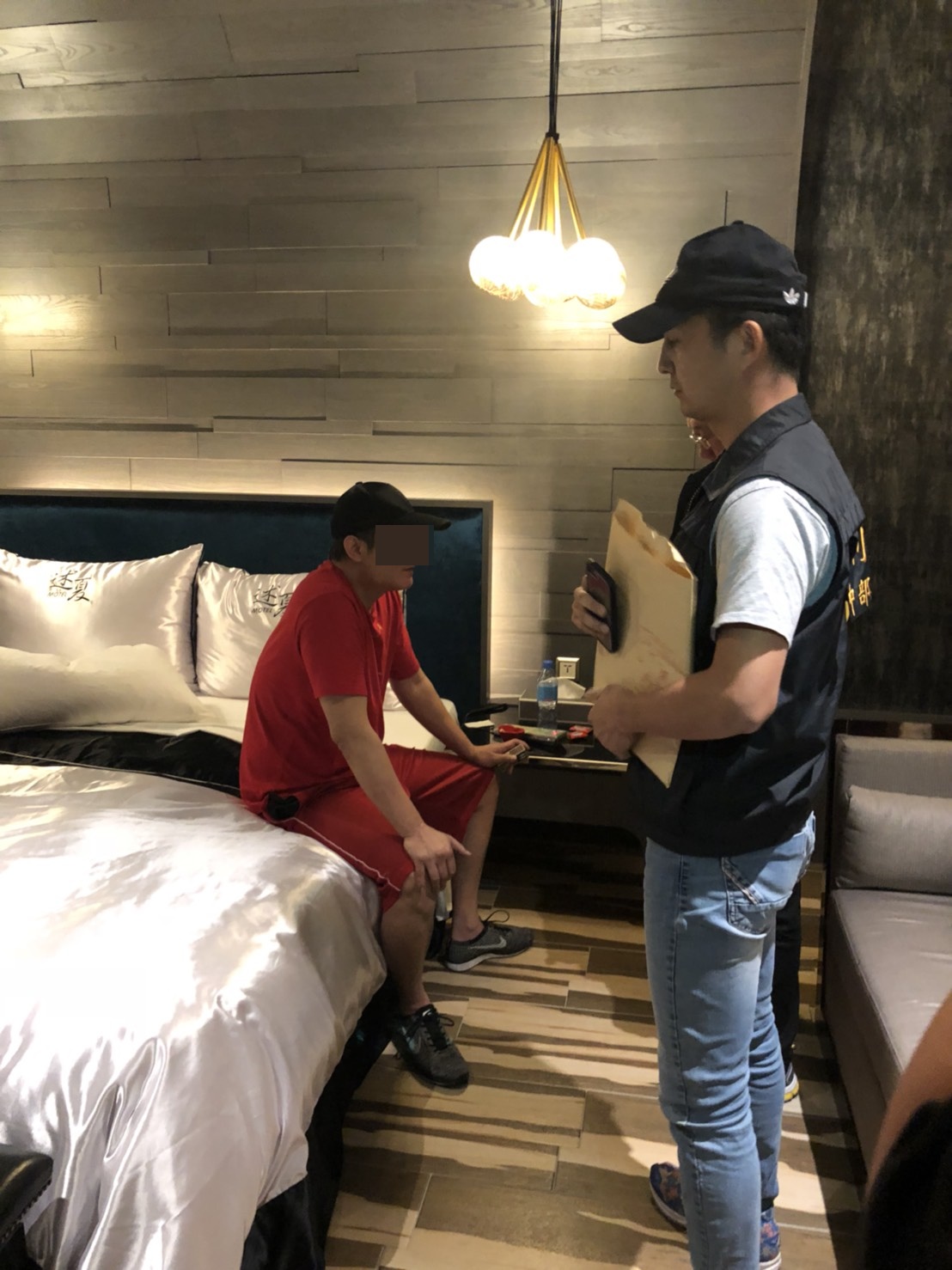 刑事局中打與台中警方在北屯區一家汽車旅館逮捕陳嫌。（警方提供）