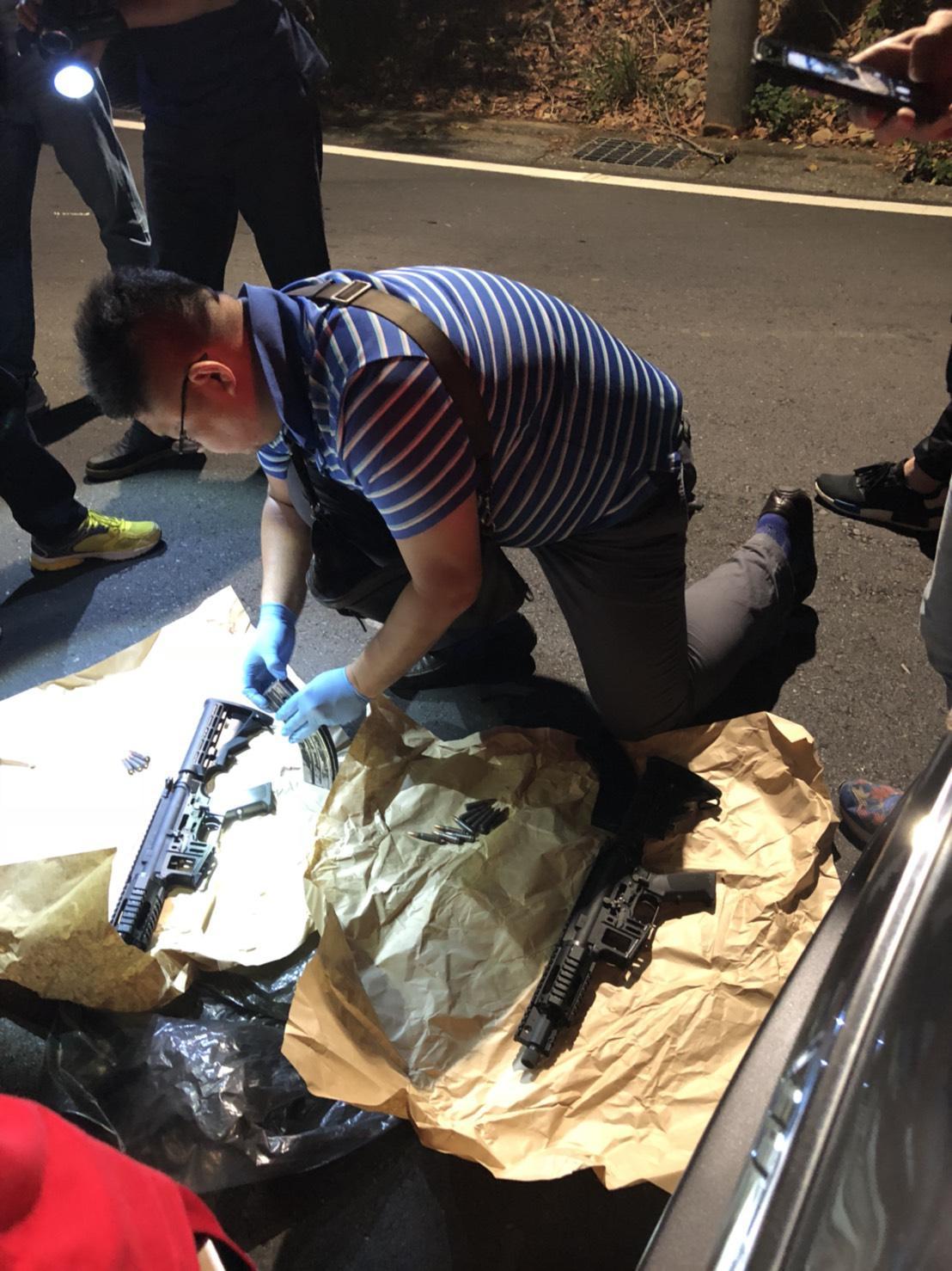 警方押解陳嫌到彰化市八卦路產業道路鳳梨園樹下取槍。（警方提供）