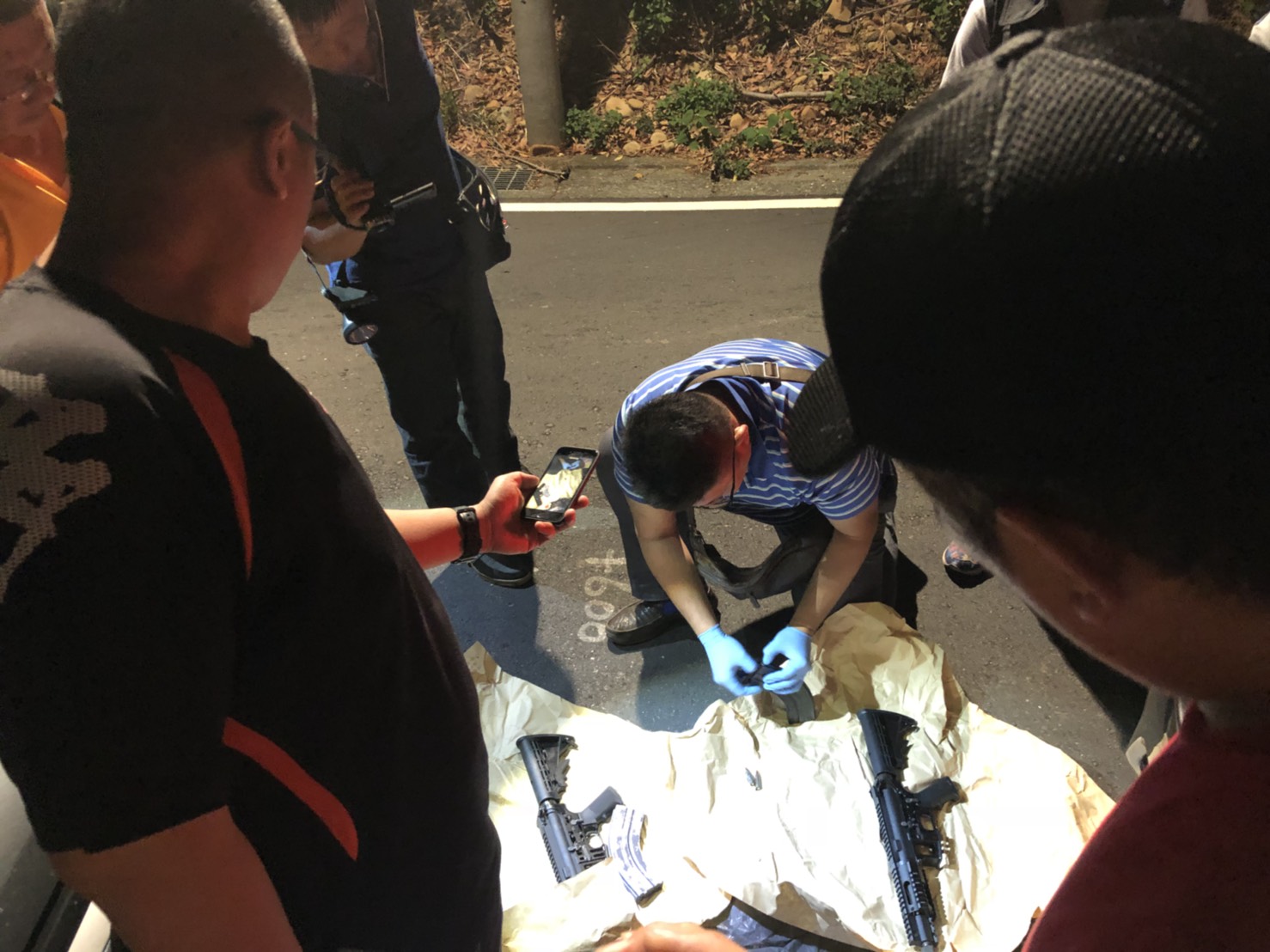 警方順利搜出AR47突擊步槍2把、彈匣2個及子彈25顆。（警方提供）