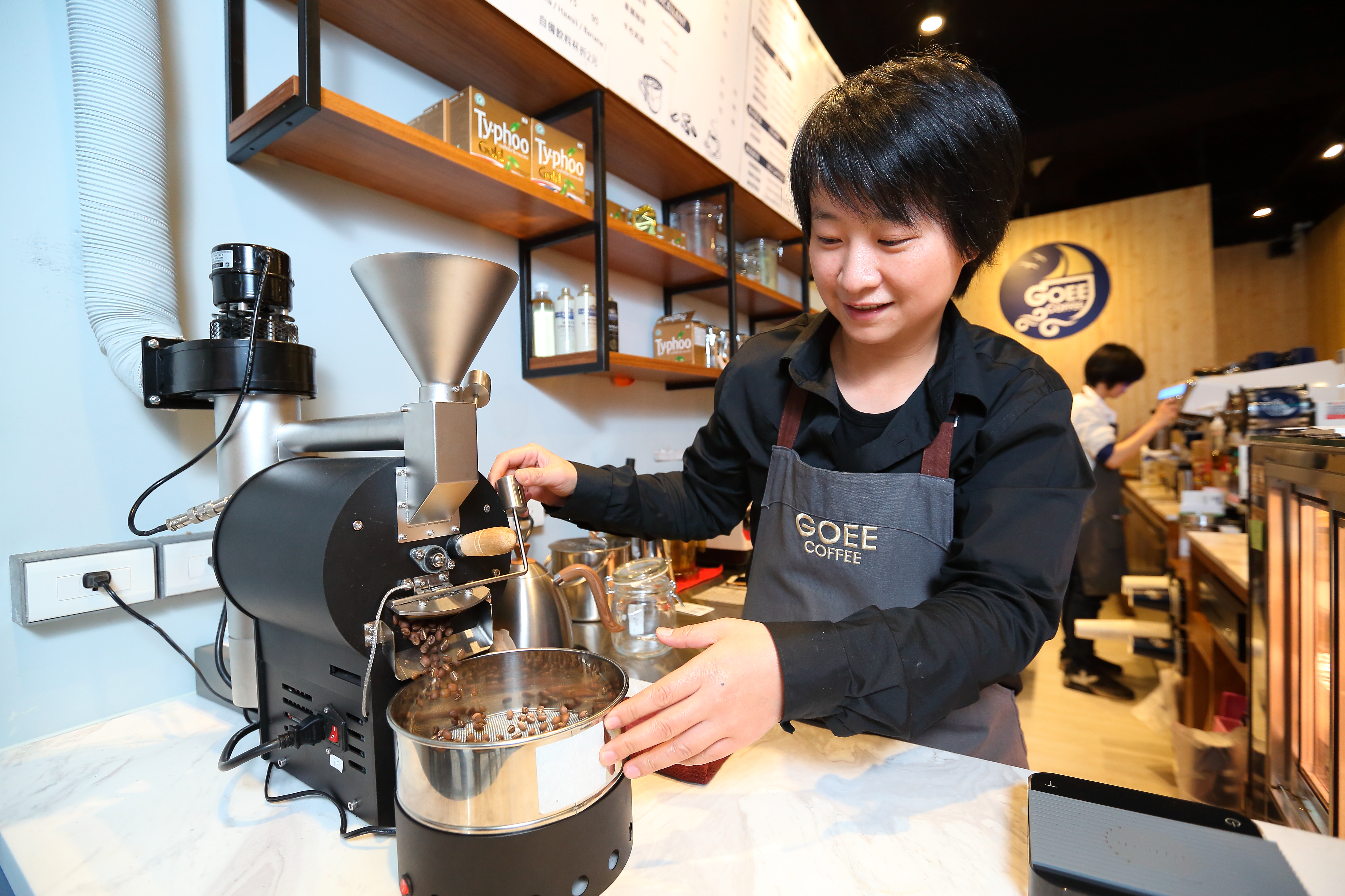 「勾癮咖啡」主打可現場烘豆，提供更多精品咖啡豆，240萬元加盟金降低開店門檻，吸引年輕創業者。