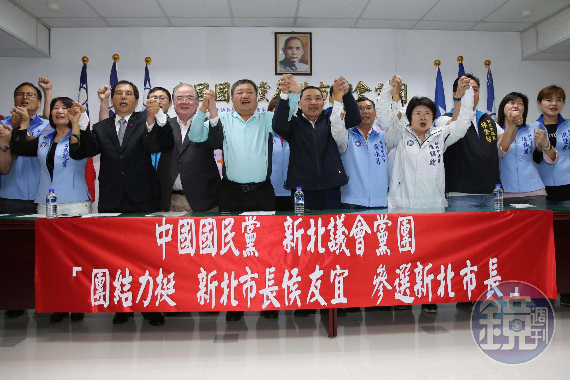 國民黨新北市長初選勝出的前副市長侯友宜出席新北市議會記者會，營造大團結氣勢。