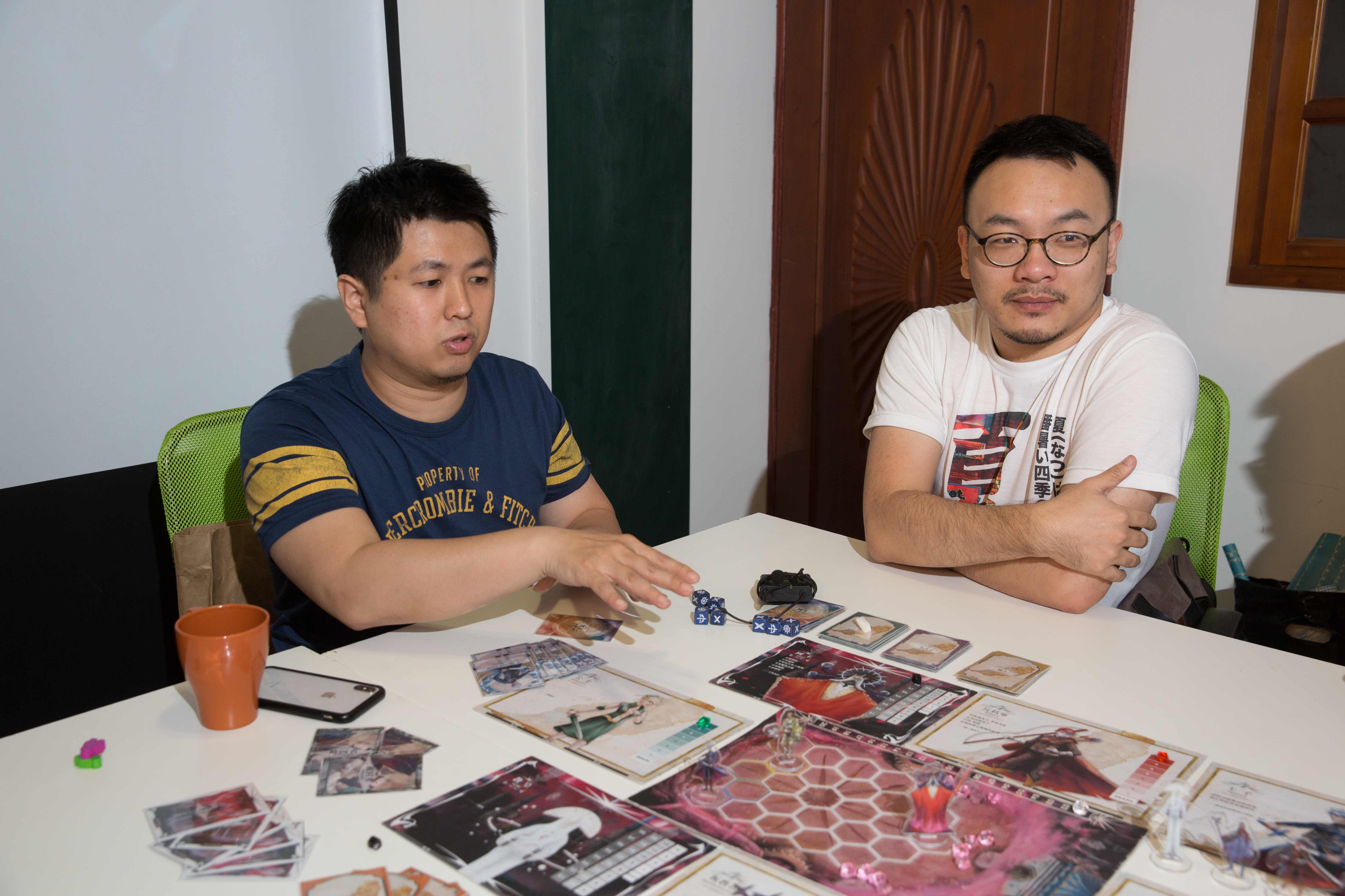 製作人張少濂（左）認為，從同志遭受的壓迫與歧視可發現，現實生活有時比遊戲更荒謬離奇。
