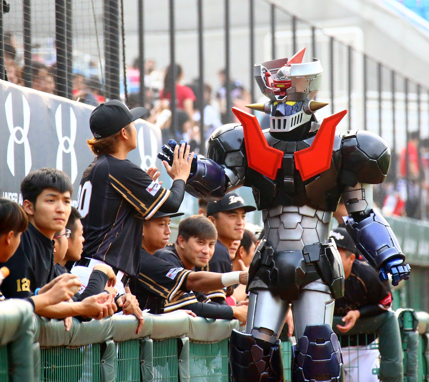 這個身高190公分巨大的『無敵鐵金剛』，事實上是由一位「鐵粉」扮演。（桃猿隊提供）