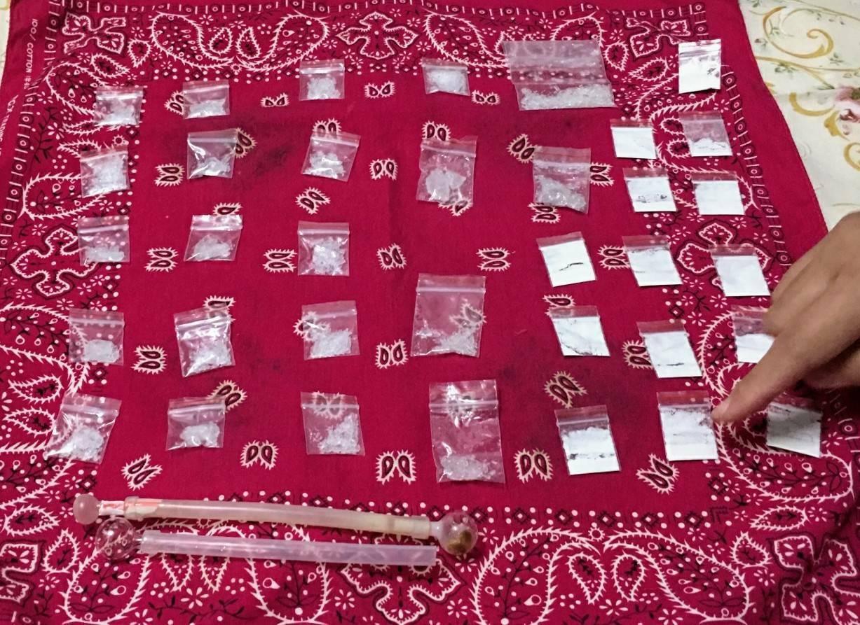 警方在余嫌住家查獲一級毒品海洛因14小包、二級毒品安非他命32小包。(信義分局提供)