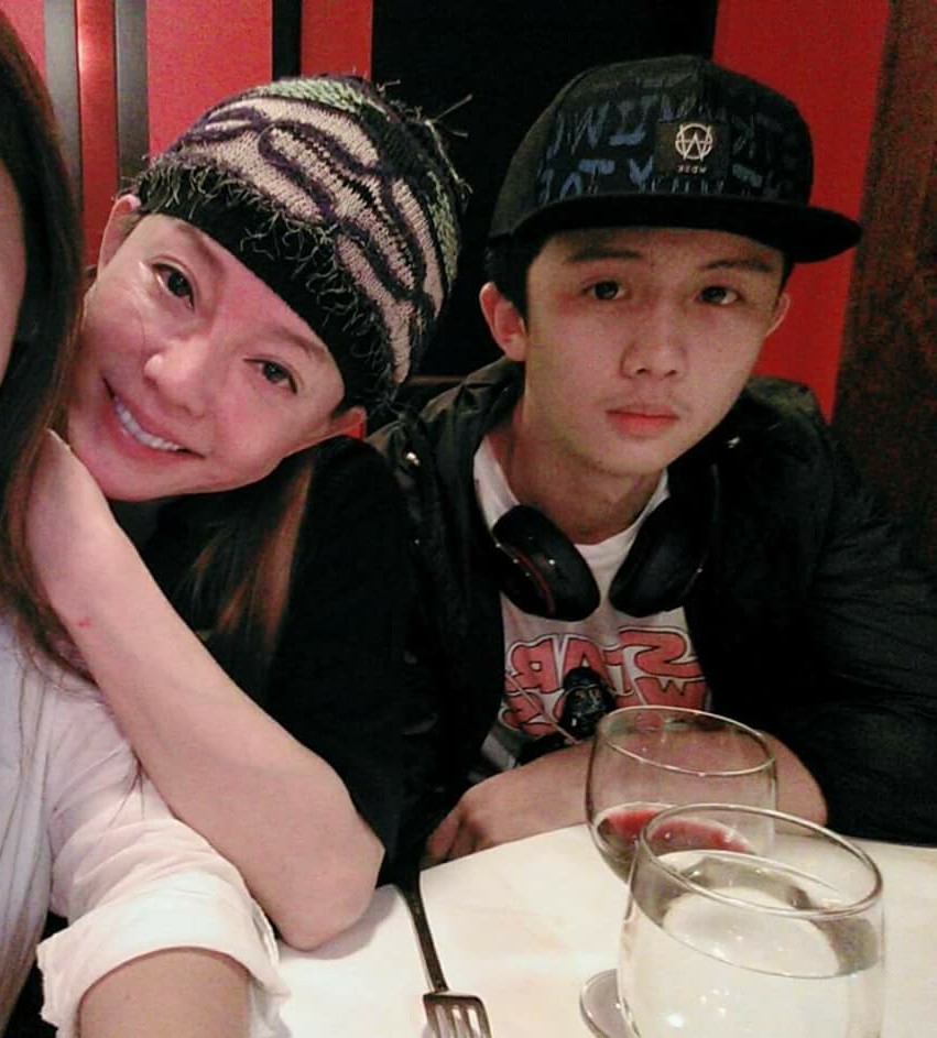 狄鶯目前仍在美國為救兒子斡旋。(翻攝自臉書)