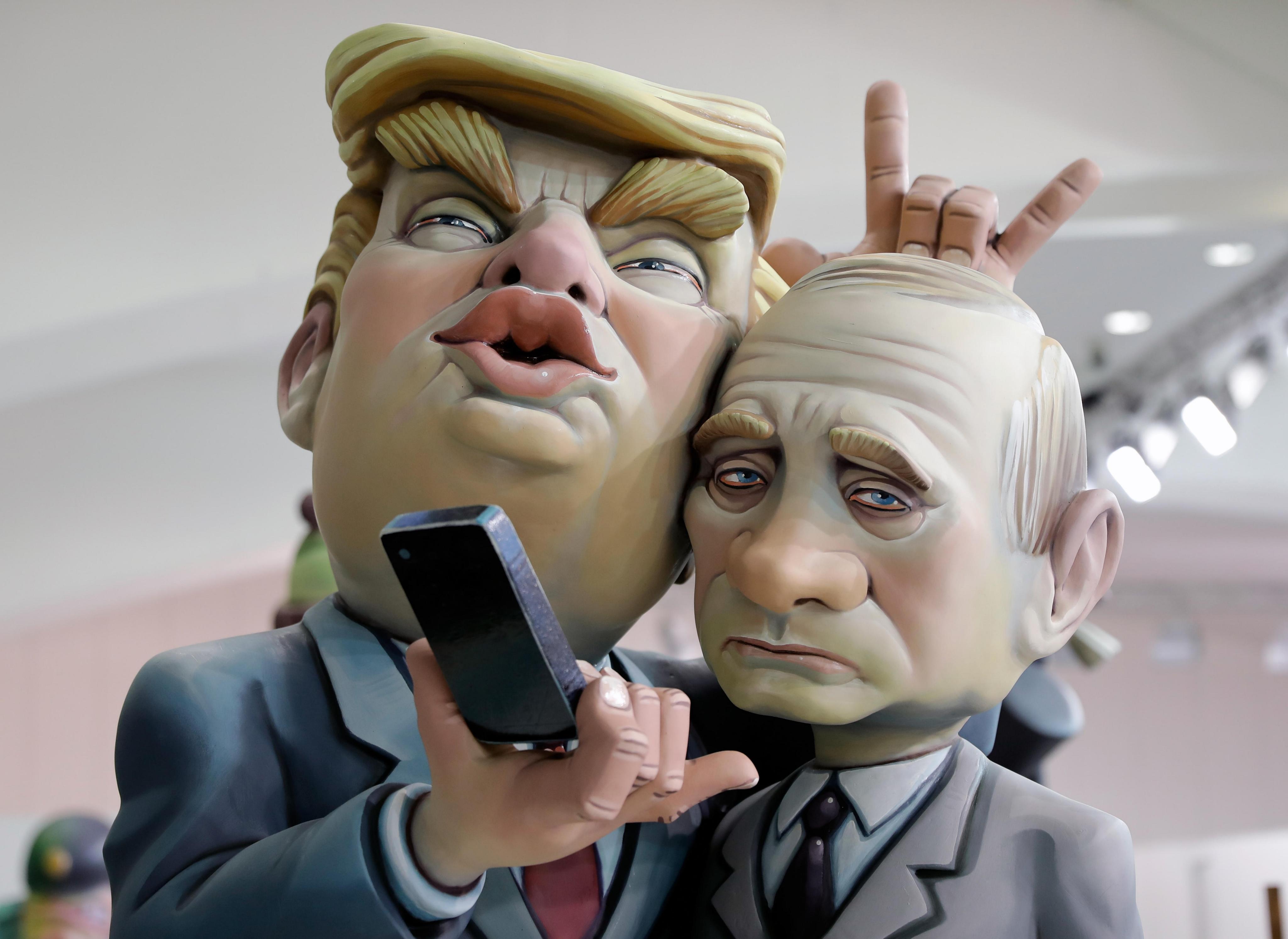 研究證實，自拍會讓人的鼻子看起來更大。圖為西班牙瓦倫西亞火祭節，展出普丁與川普自拍的人偶造型。   （東方IC）