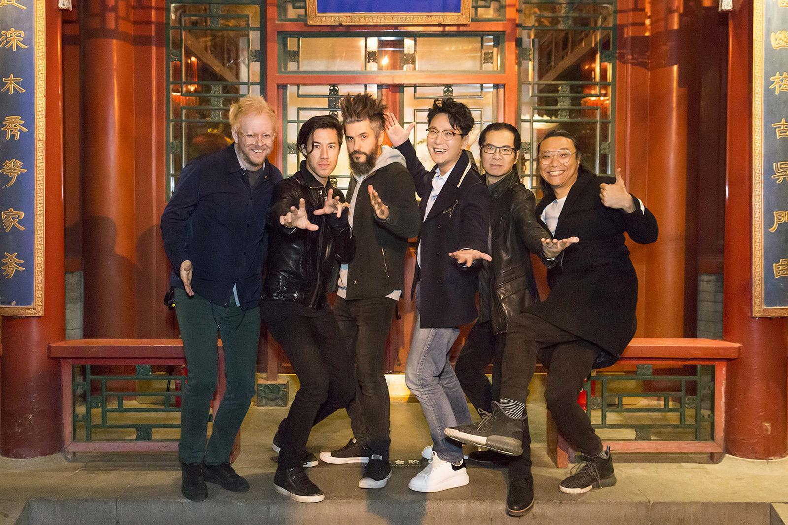 張信哲昨（6日）晚成功舉辦《歌時代Ⅱ 北京演唱會》和團員慶功。（潮水音樂）
