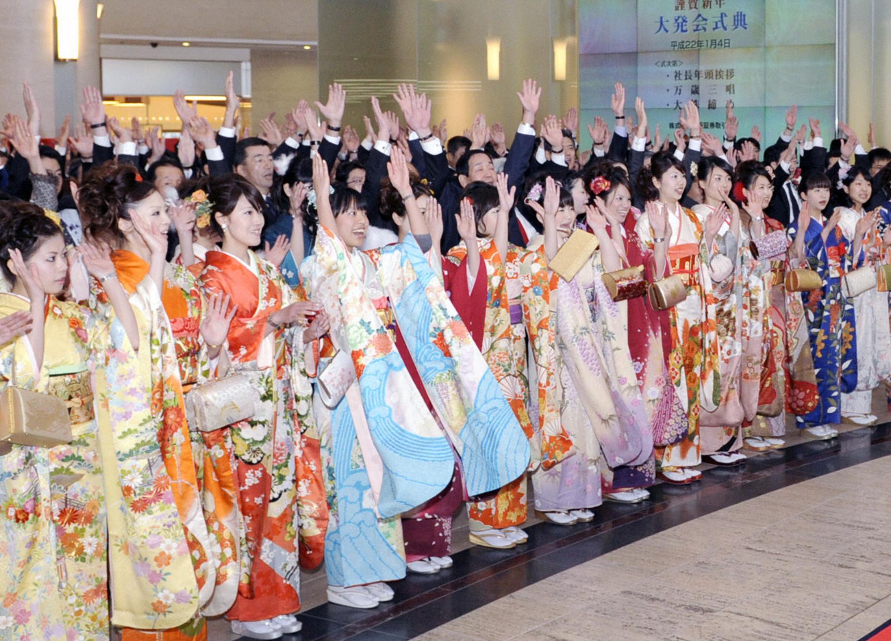 日本職場對女性仍有許多不合理的「潛規則」。圖為東京證交所新年開市。（東方IC）