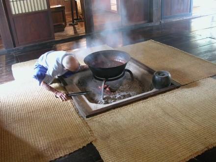 白川鄉合掌屋內的傳統日式圍爐。(翻攝:囲炉裏本舗　店主のブログ)