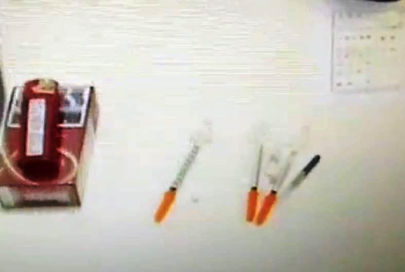 警方在現場查扣海洛因毒品1小包、注射針筒3支、手機等贓證物。(警方提供)