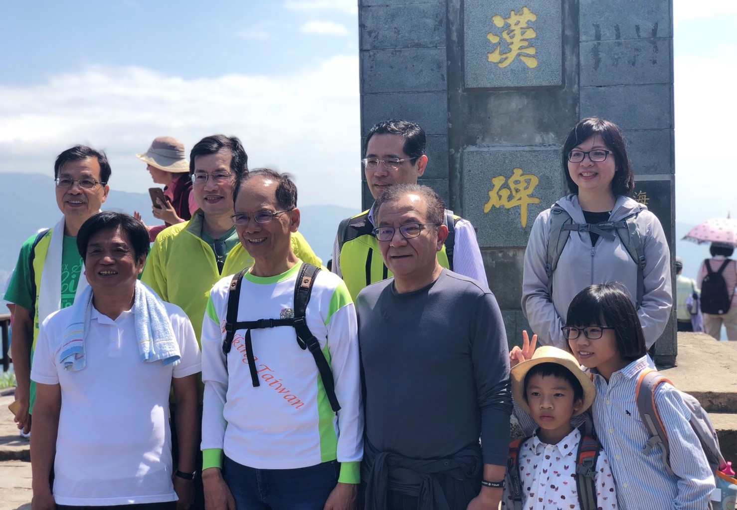 前行政院長游錫堃（前排左2）今與民進黨新北市5位立委登上觀音山硬漢嶺。