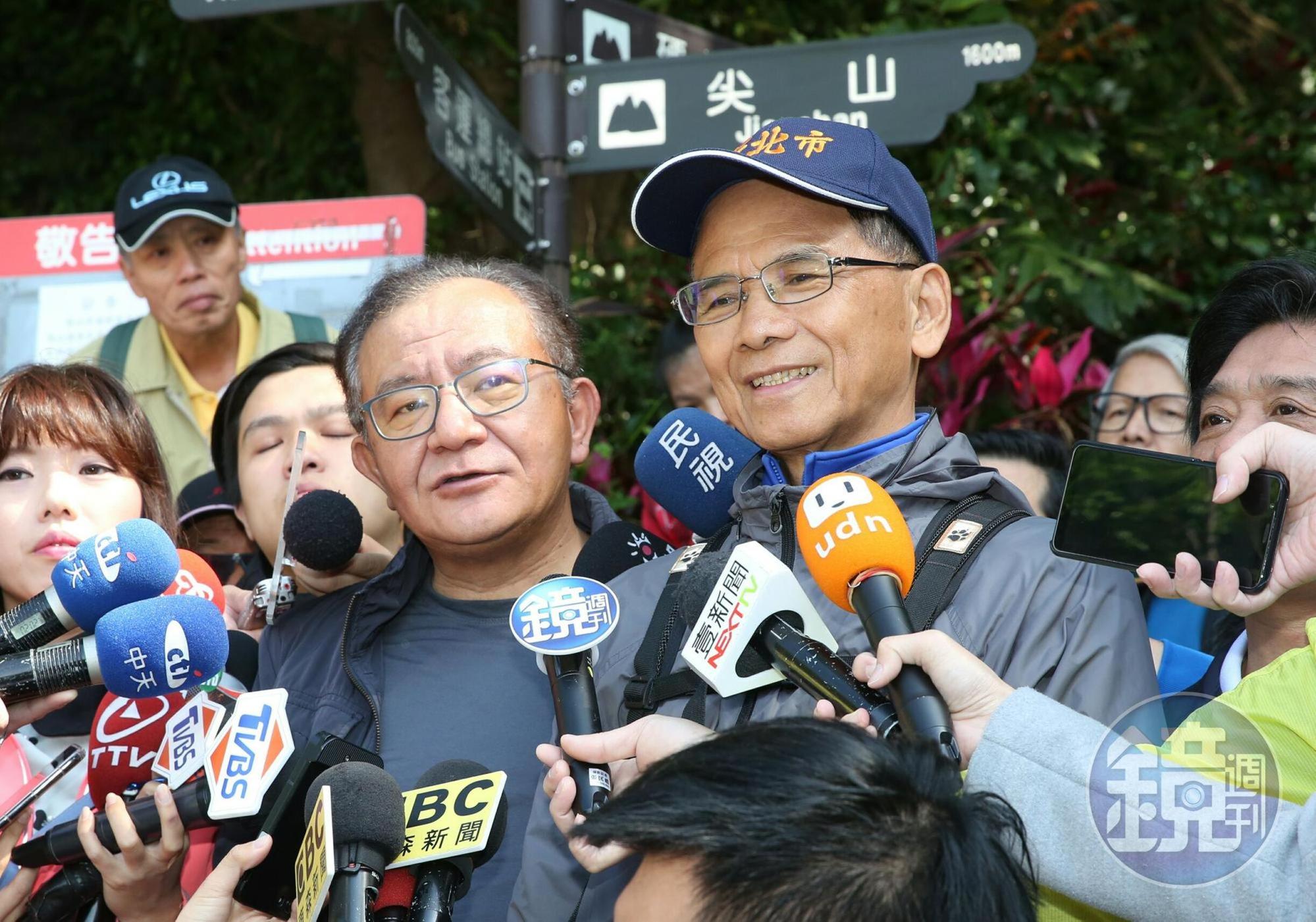 民進黨立委高志鵬(左)今陪前行政院長游錫堃爬觀音山。