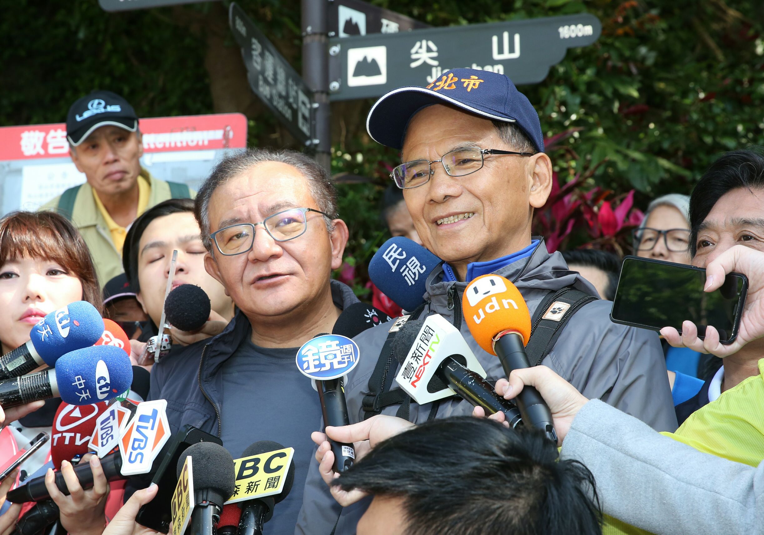 民進黨立委高志鵬（左）今陪前行政院長游錫堃爬觀音山。