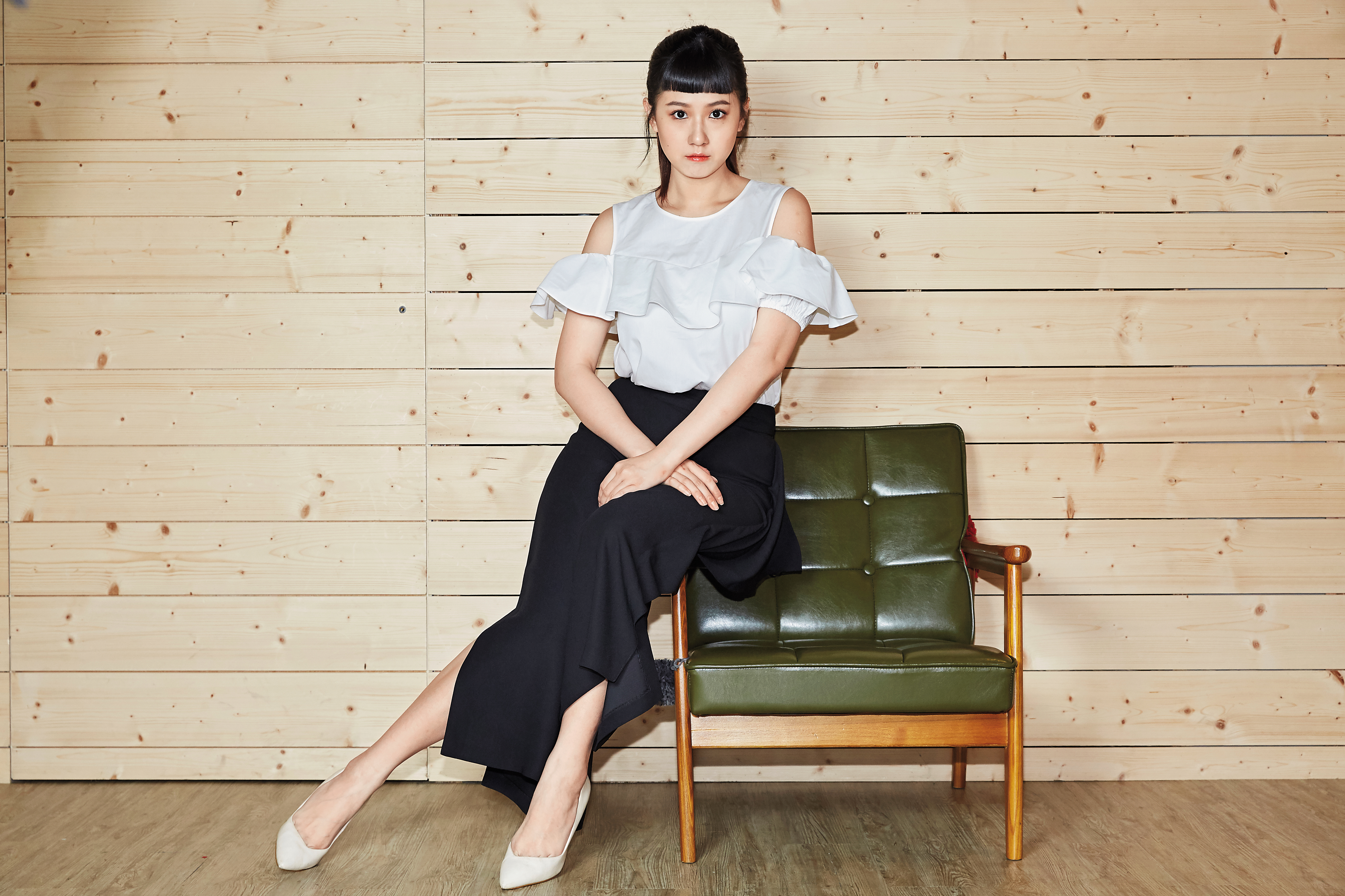 方志友是個滿做自己的人，之前因為父親離世而休學工作養家，並放棄去義大利當交換學生的機會，她說：「是有一點遺憾啦，但我現在沒什麼不好。」（服裝提供：Club Monaco）