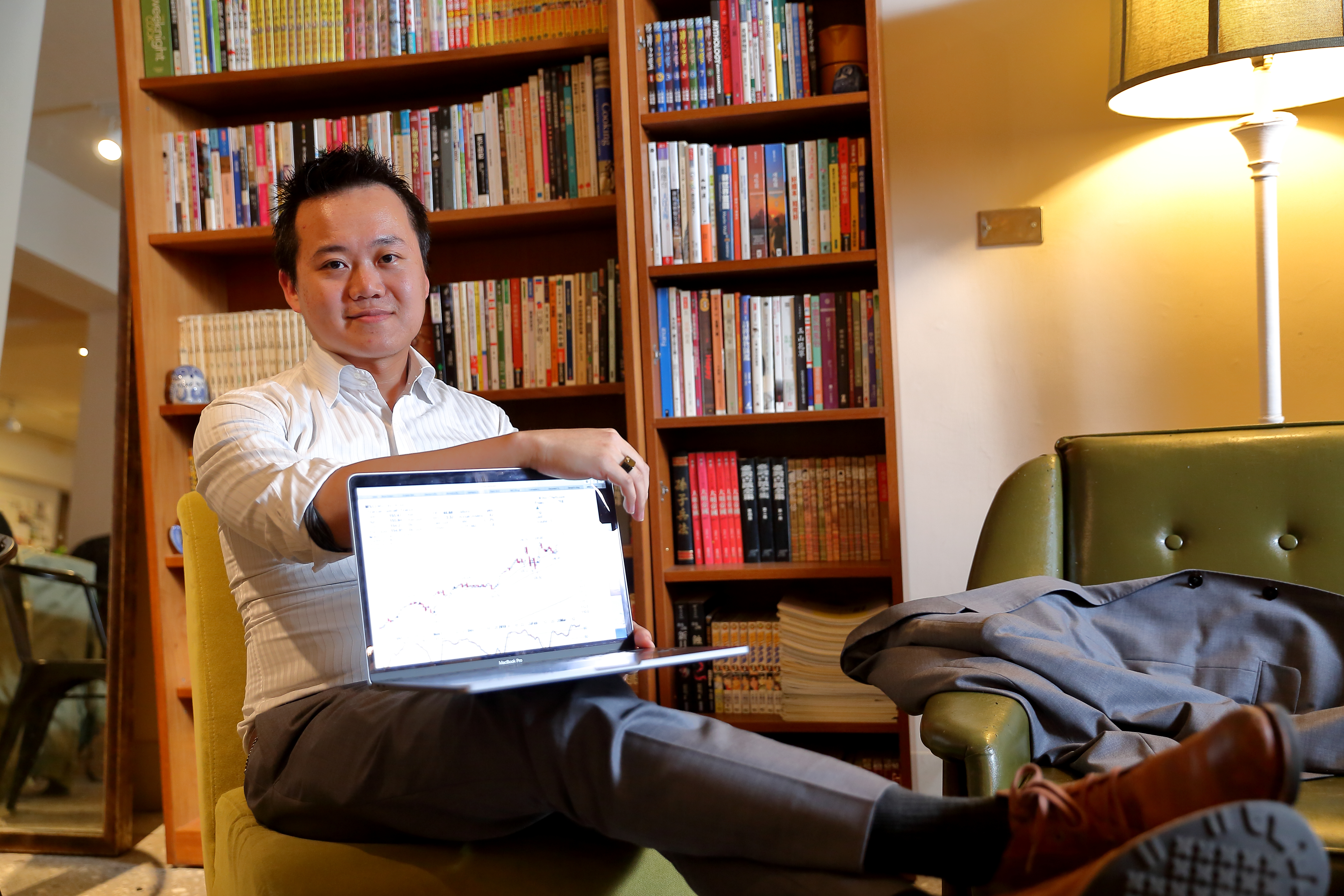 美股講師蘇百舜認為，投資路上只要做好兩件事：思考股票漲跌的邏輯，然後抱著即可。