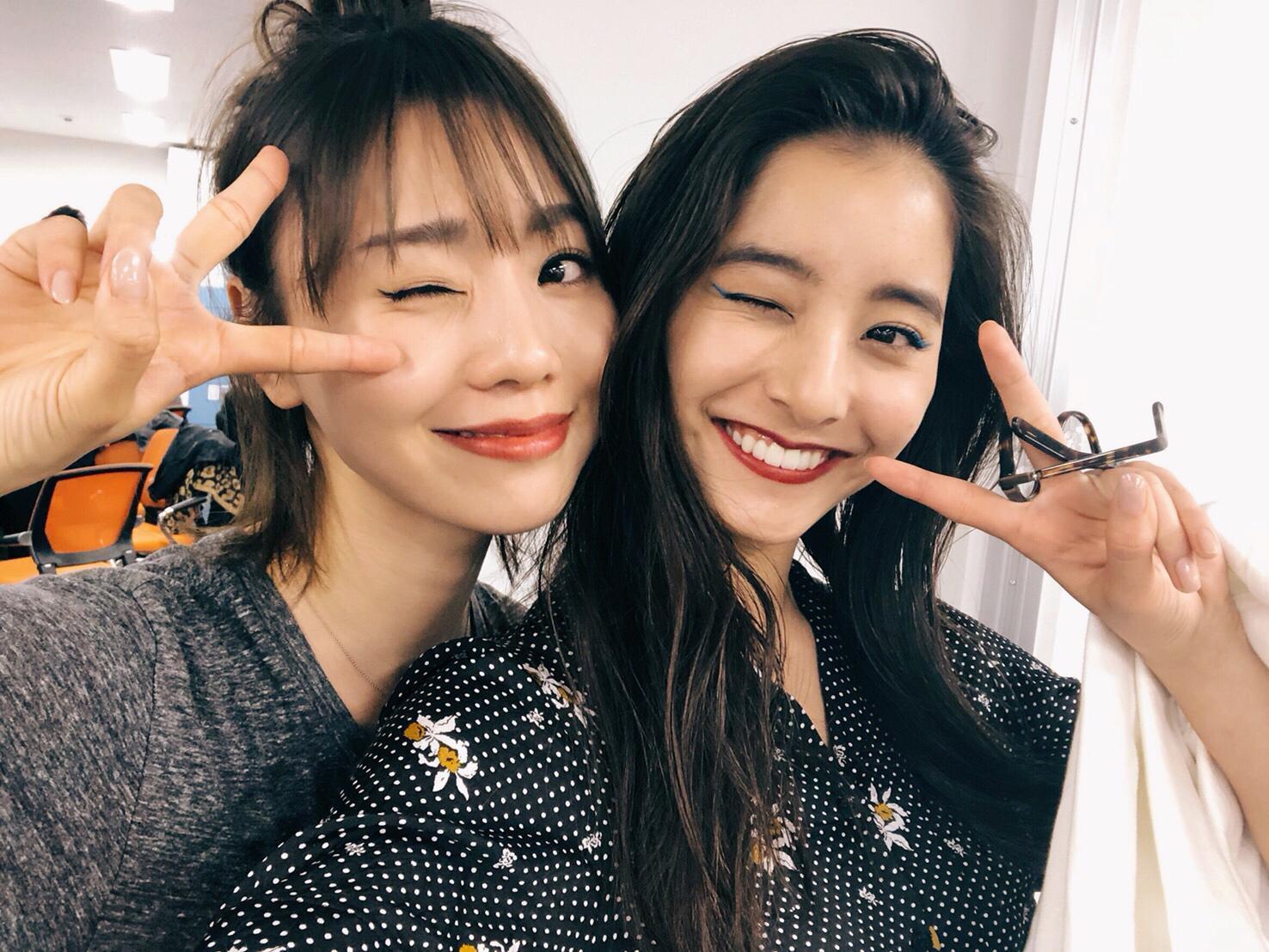 池端玲名(左)與新木優子相隔一年在橫濱舉辦的東京女孩盛典TGC時尚秀後台相見,兩人開心自拍打卡PO在IG上。(翻攝自新木優子IG)