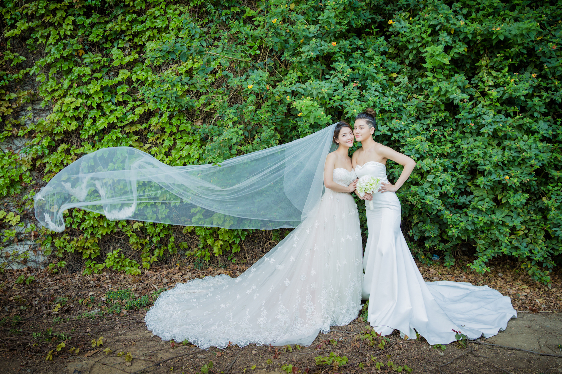 小蠻（右）與王樂妍拍攝婚紗照，兩人流露出女女戀的幸福感。（尚典攝影工作站提供）