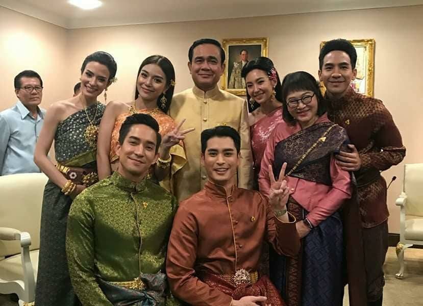巴育總理接見演員群。（翻攝自สายตรงไทยนิยม粉絲頁）