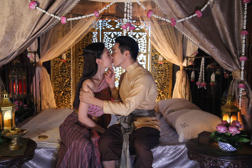 《天生一對》男女主角的親熱戲，在泰媒引起「搖船」熱潮。（翻攝自網路）