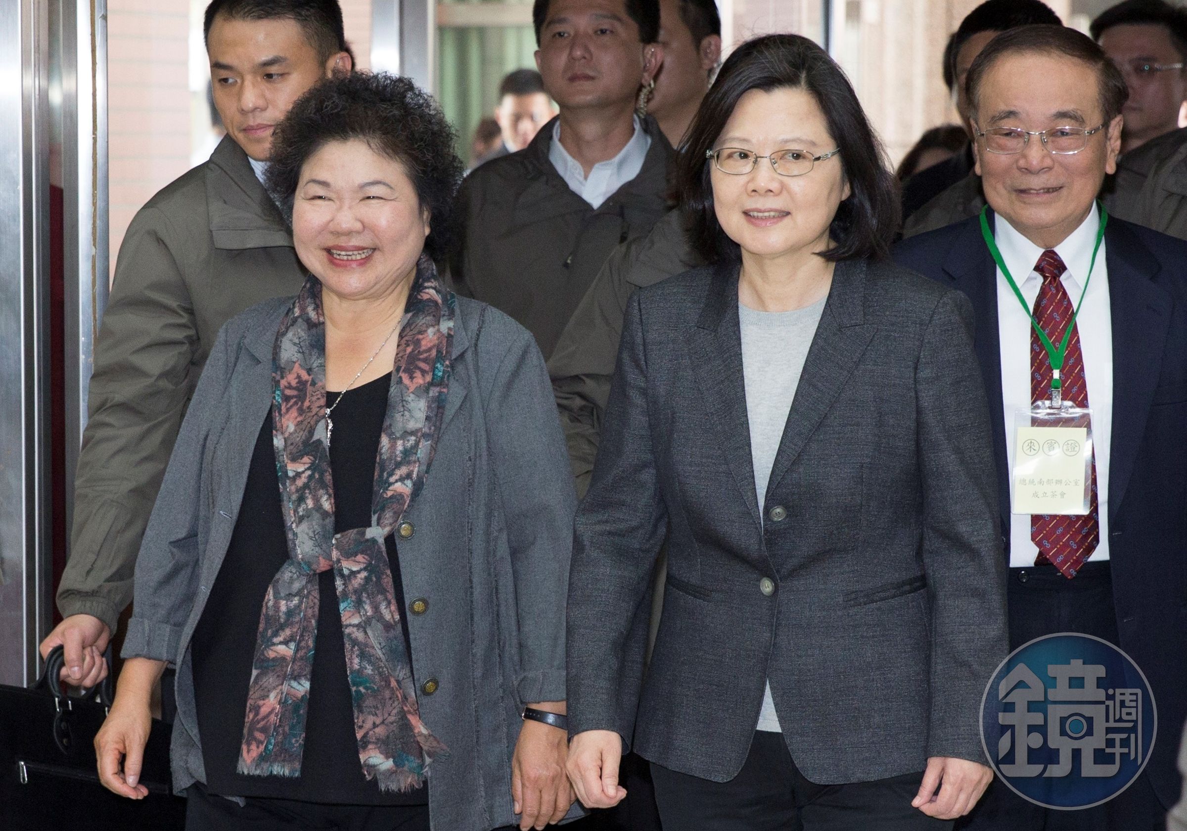 經總統蔡英文（左2）的多次徵詢，高雄市長陳菊（左1）決定接下總統府祕書長一職，