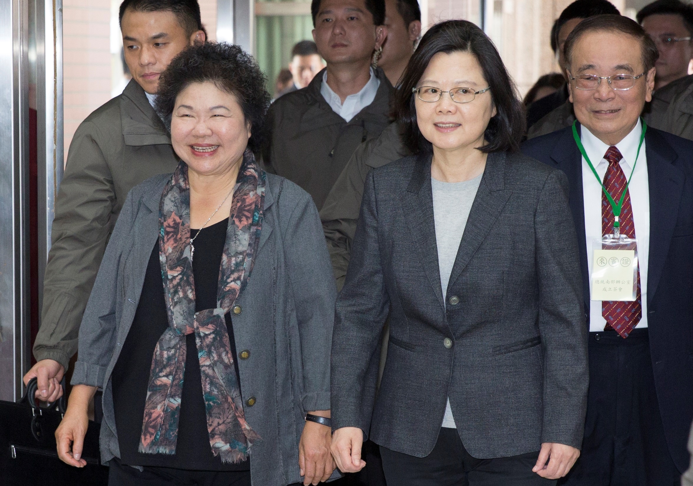 經總統蔡英文（左2）的多次徵詢，高雄市長陳菊（左1）決定接下總統府祕書長一職，